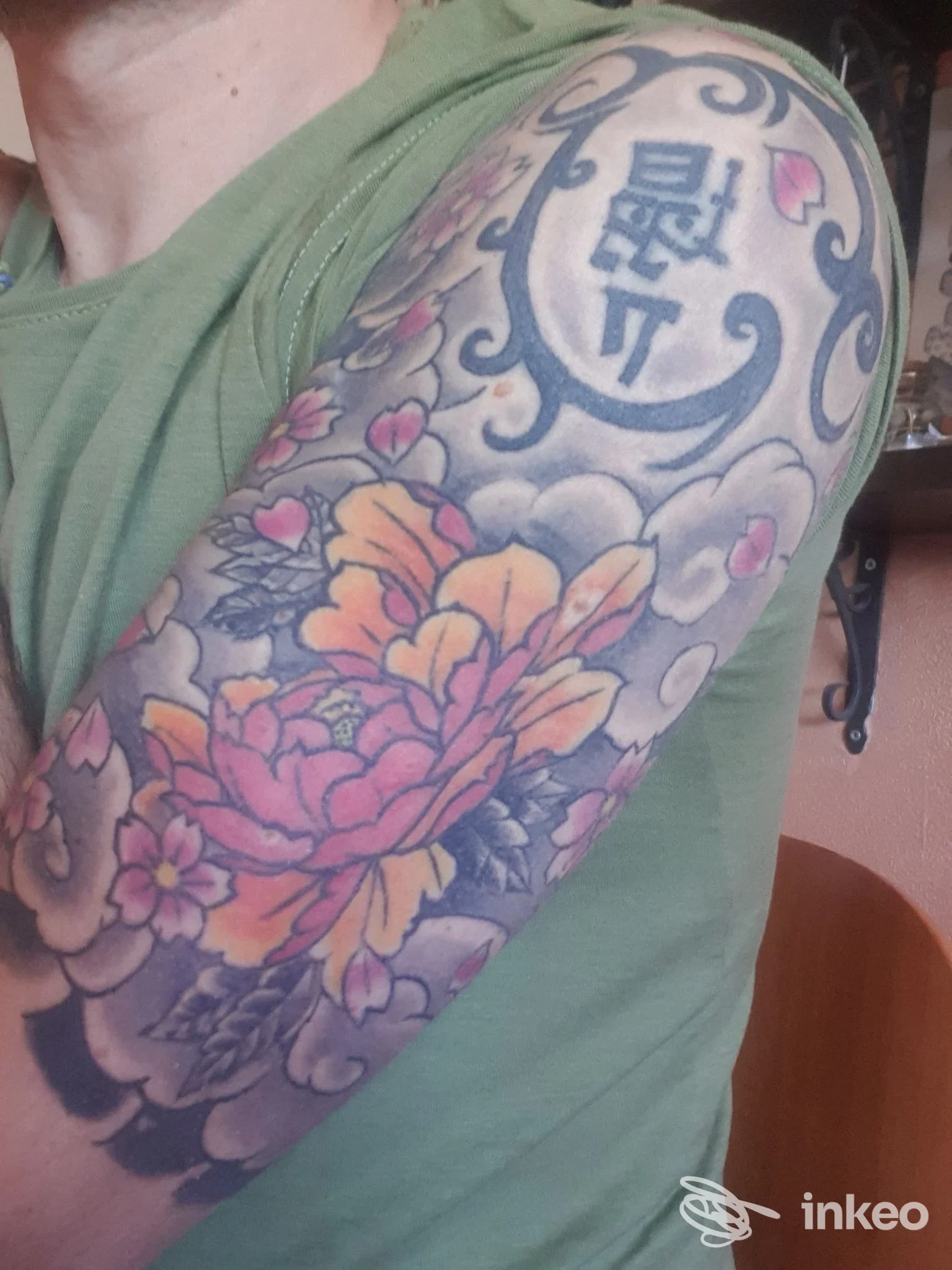 Tatuaggio a mezza manica con peonie colorate sulla spalla, foto inviata da First Love Tattoo Genova, Genova.
