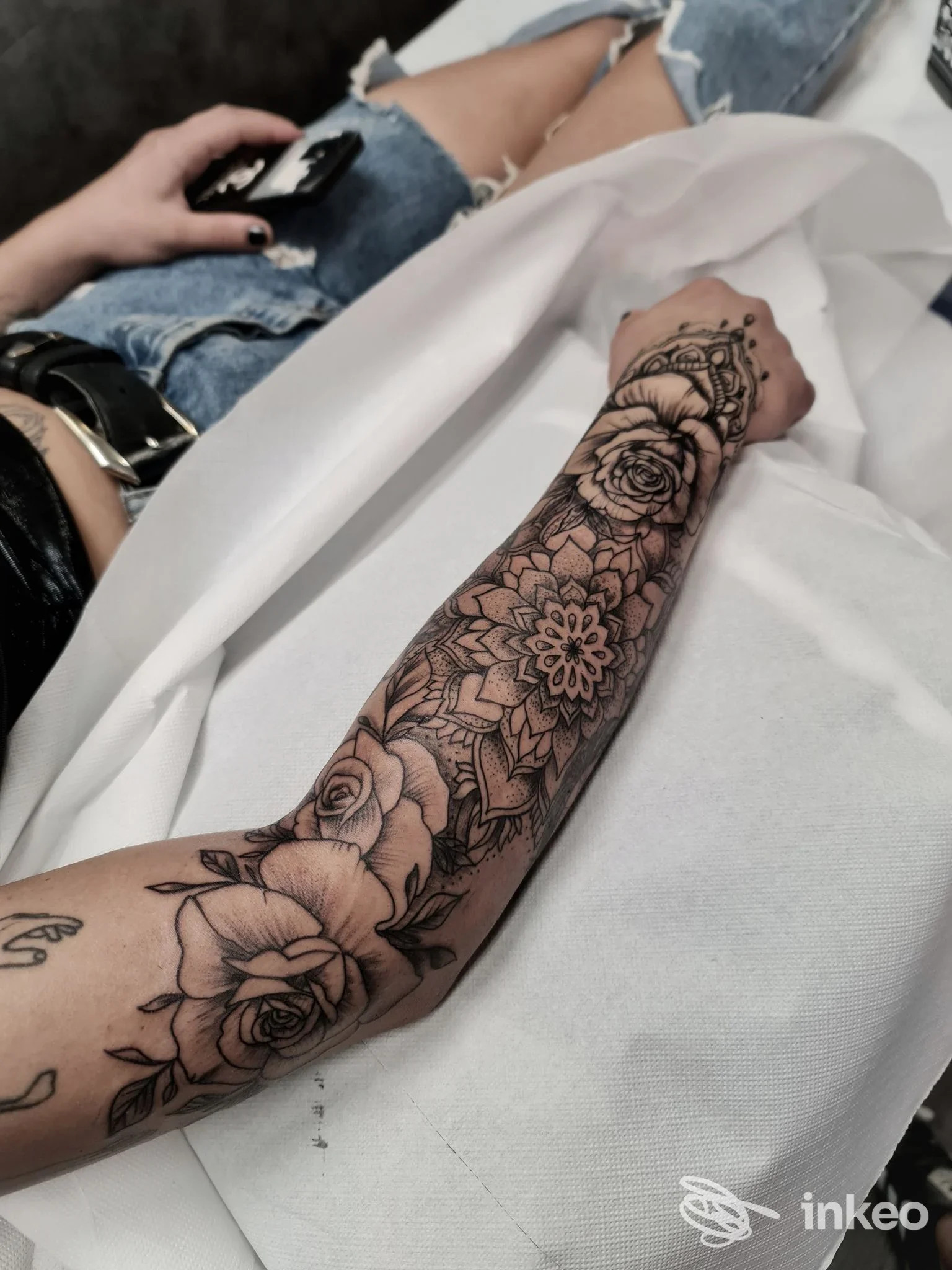 Avambraccio tatuato con manica floreale, foto realizzata da Flo Tattoo a Chiavari.