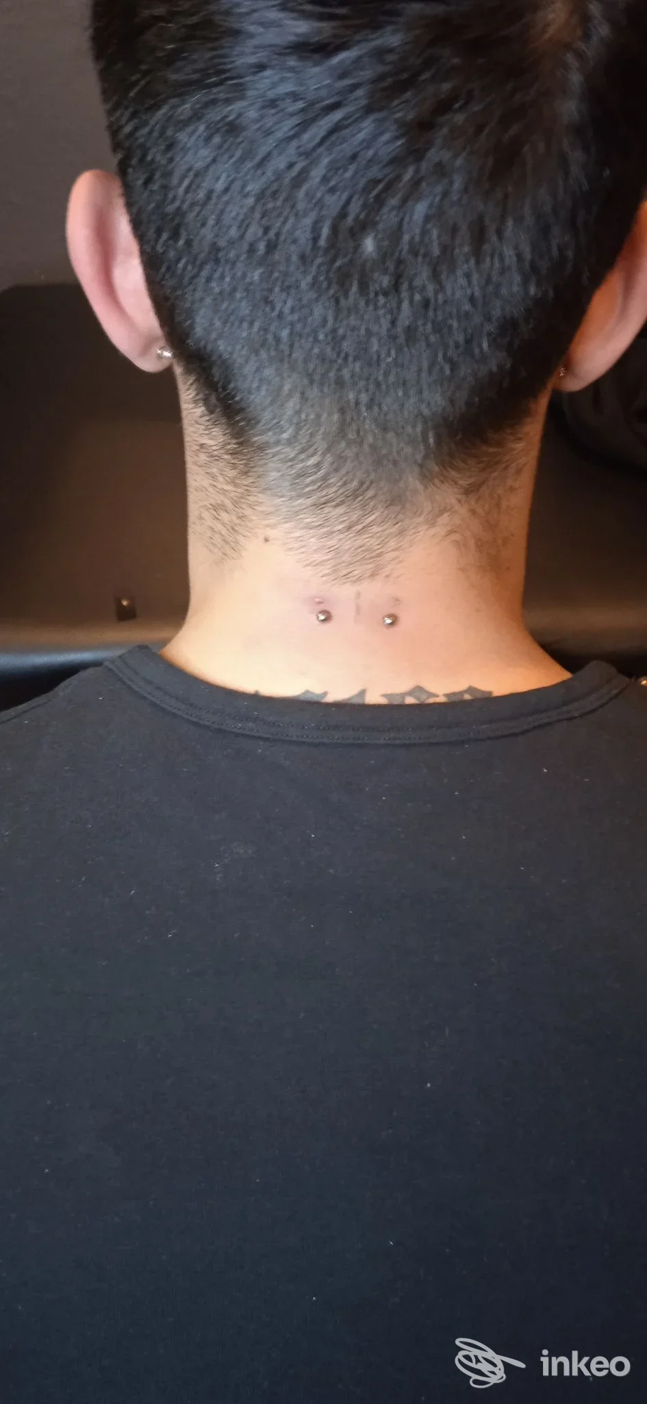 Retro della nuca con due microdermal alla linea della nuca, foto dello studio Dream Of Trilli Dark piercing e tattoo a Genova.