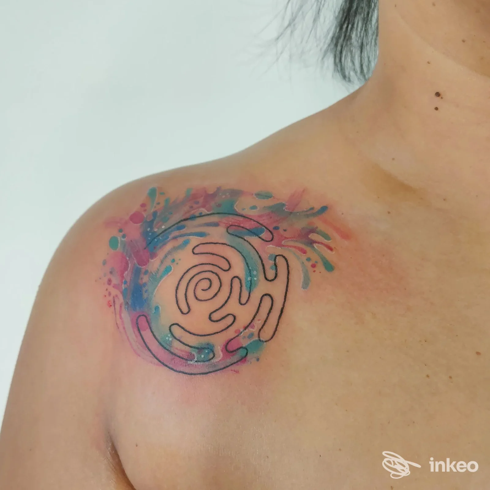 Tatuaggio colorato a spirale sulla spalla, realizzato da Dreams Tattoo Studio a Marina di Andora.