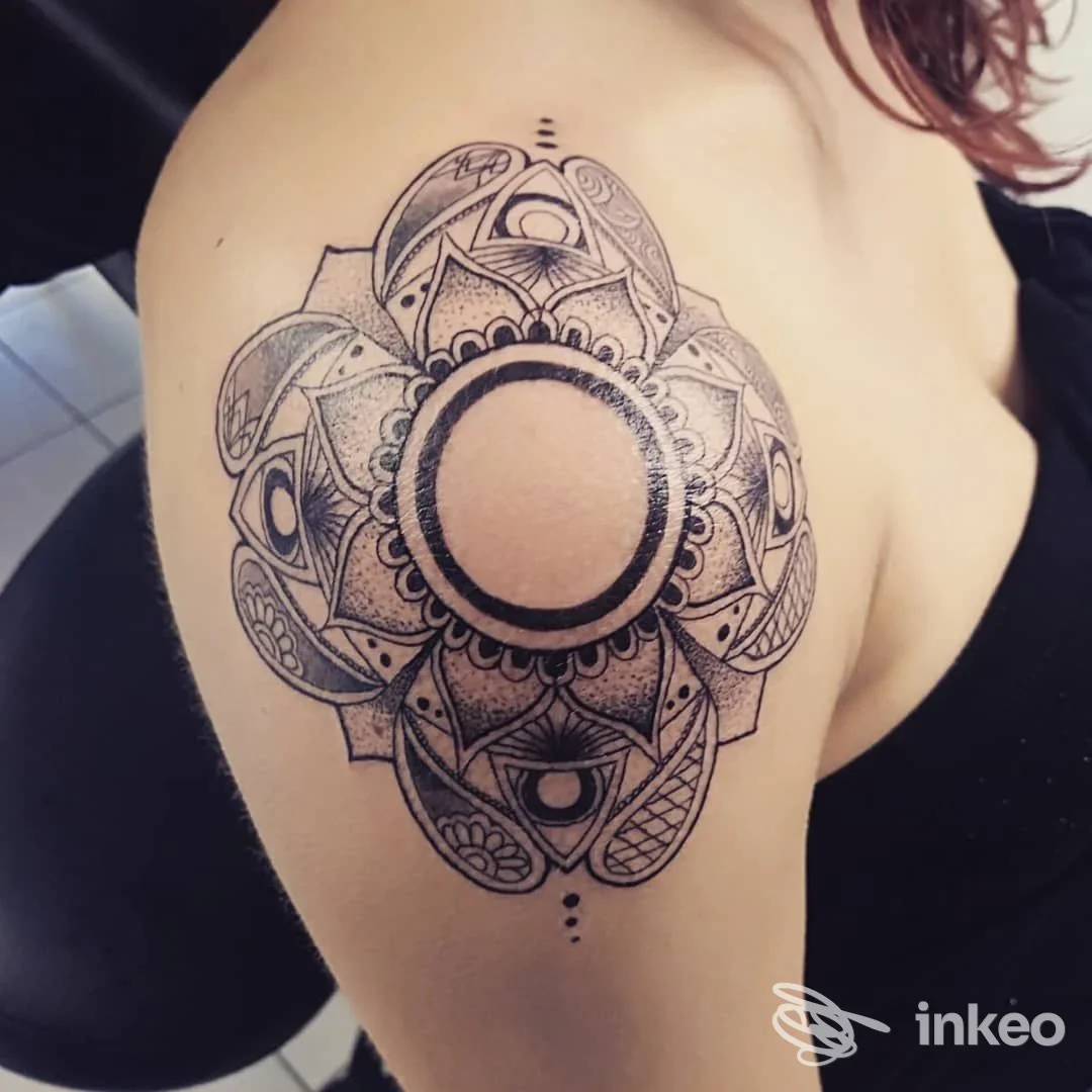 Grande tatuaggio mandala ornamentale sulla spalla, Dreams Tattoo Studio di Alice Masia a Marina di Andora.