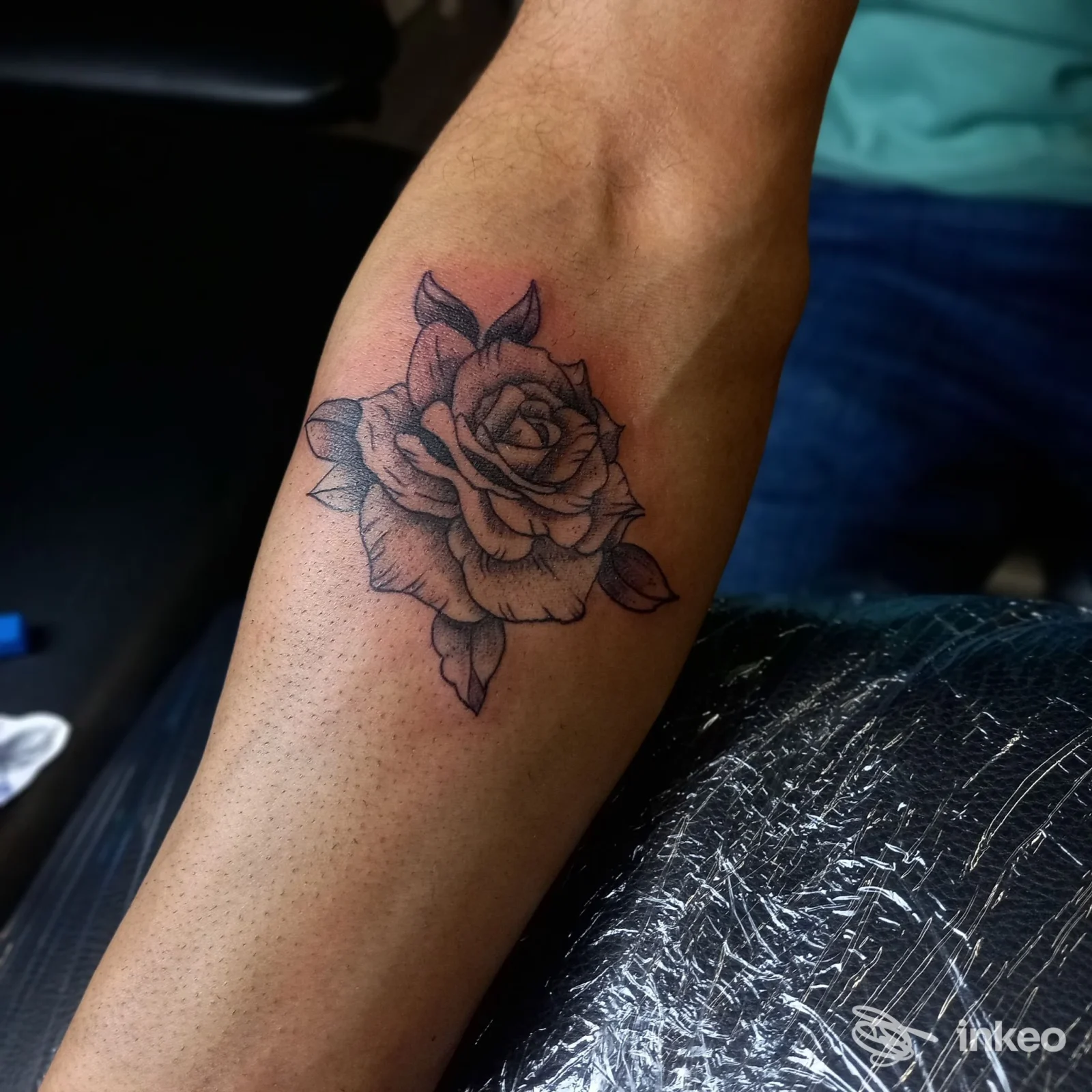 Primo piano di un tatuaggio a rosa in bianco e nero sull'avambraccio, fotografato per il portfolio del Duman Tattoo Studio a Genova.