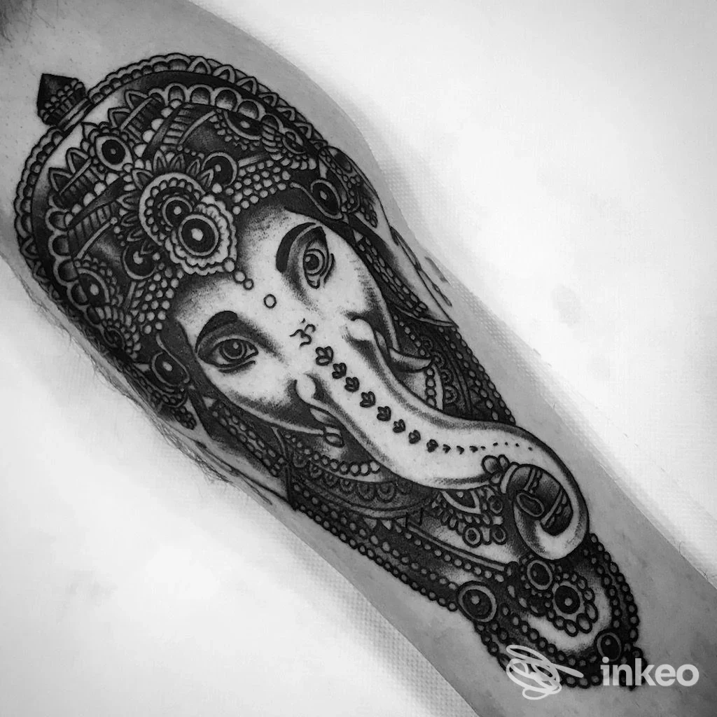 Dettagliato tatuaggio in bianco e nero raffigurante Ganesh sull'avambraccio, con decorazioni puntinate, realizzato da Freakhouse Tattoo a Genova.