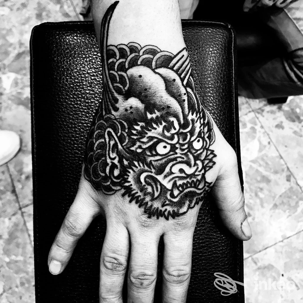 Tatuaggio a mano raffigurante una maschera scura, lavoro eseguito da Freakhouse Tattoo, Genova.