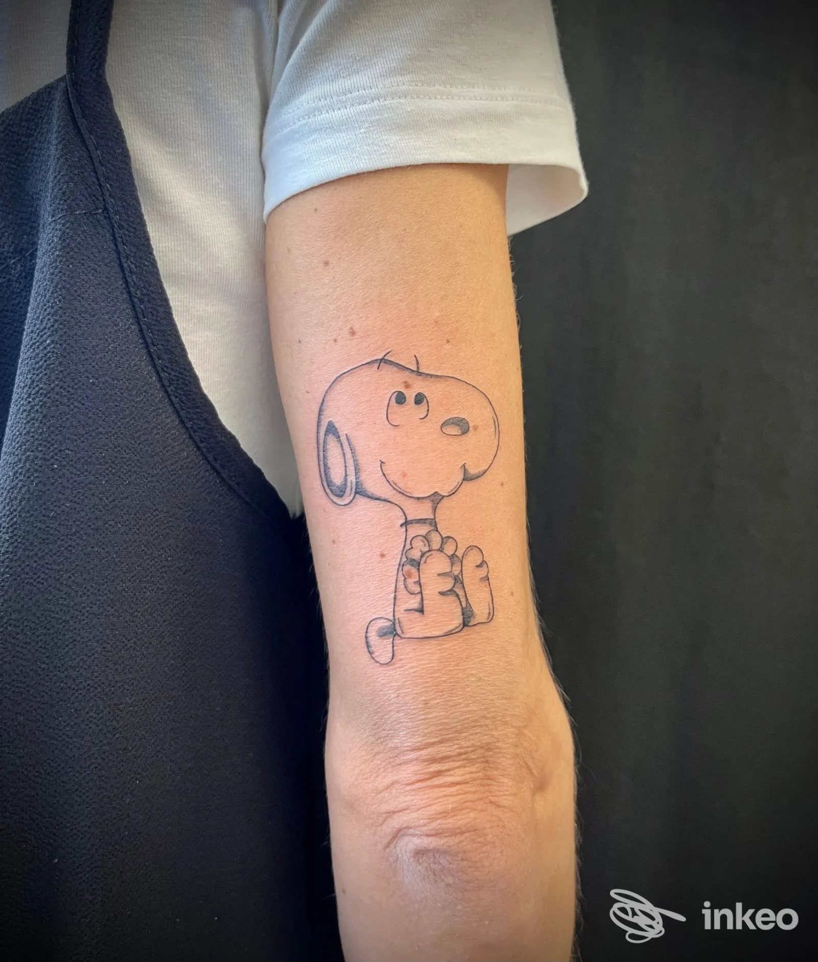 Tatuaggio a linee di Snoopy sull'avambraccio interno, foto fornita da GM Art Tattoo, Genova.