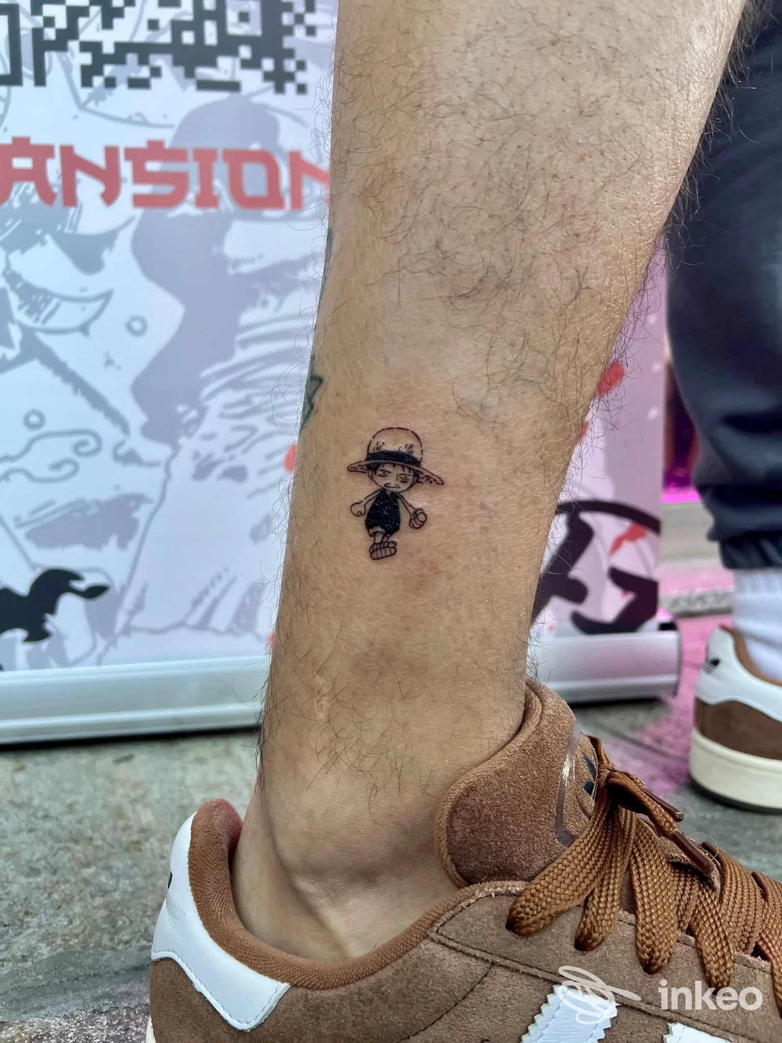Tatuaggio piccolo in nero su caviglia sinistra fotografato in primo piano, realizzato da Ghoster Tattoo a Chiavari.