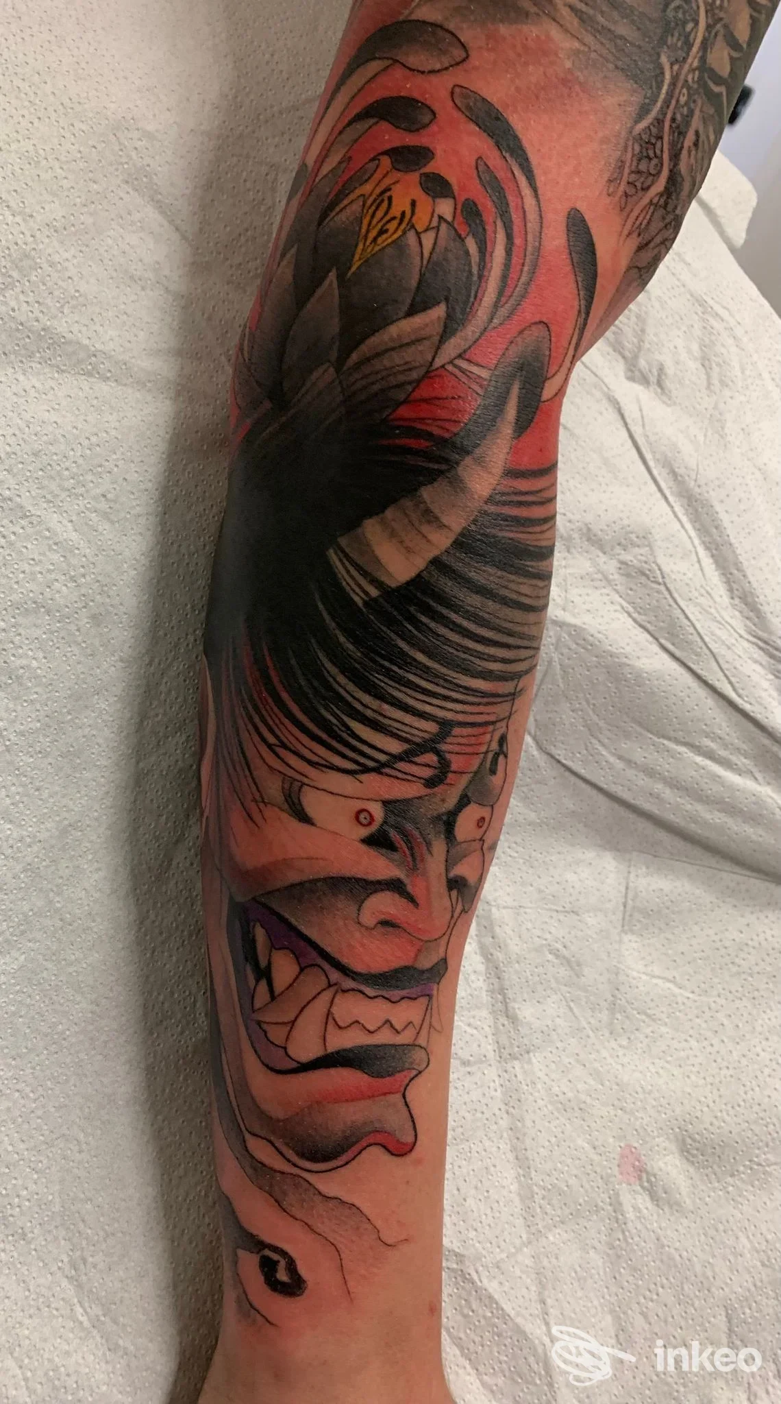 Tatuaggio su avambraccio con maschera stilizzata, immagine fornita da Gian Tattoo Artist, Albenga.