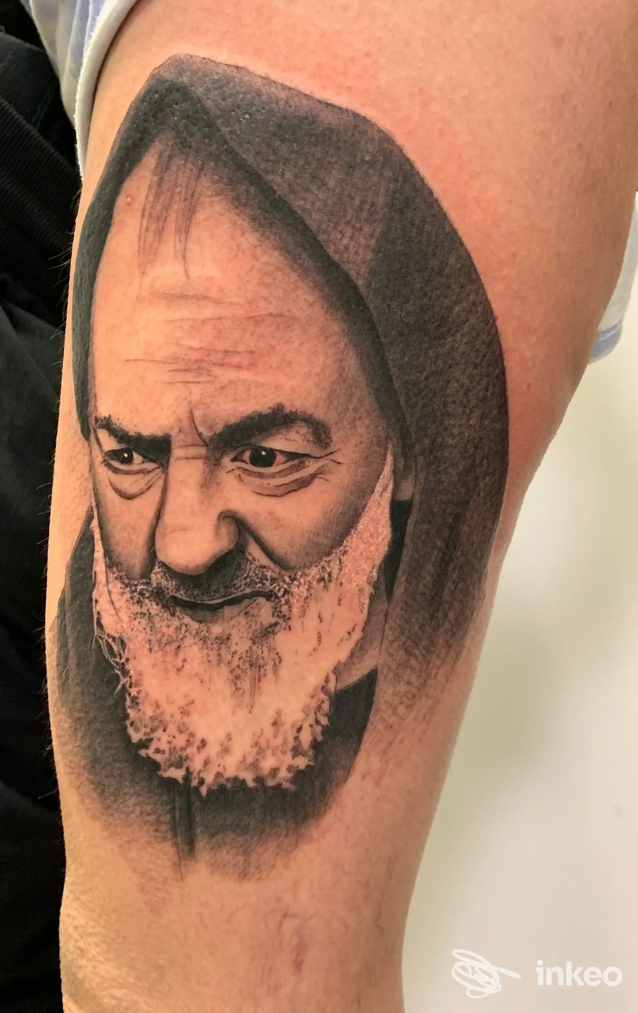 Ritratto realistico tatuato sul braccio superiore, lavoro di Gian Tattoo Artist ad Albenga.