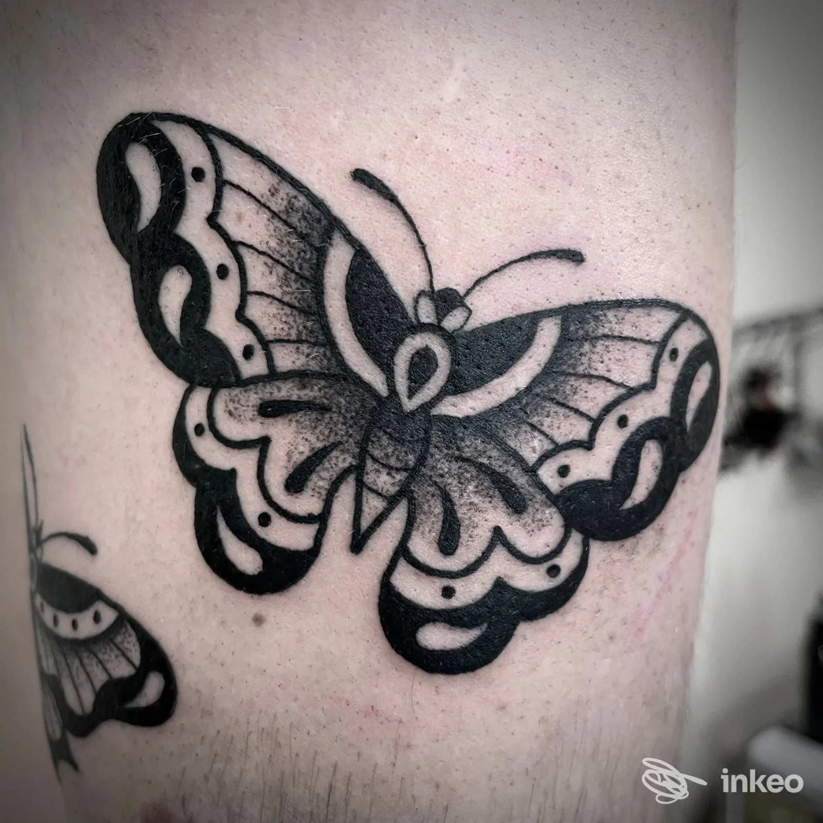 Tatuaggio a forma di farfalla in blackwork e sfumature grigio-nero su pelle, realizzato presso Goa Tattoo Shop, Genova.