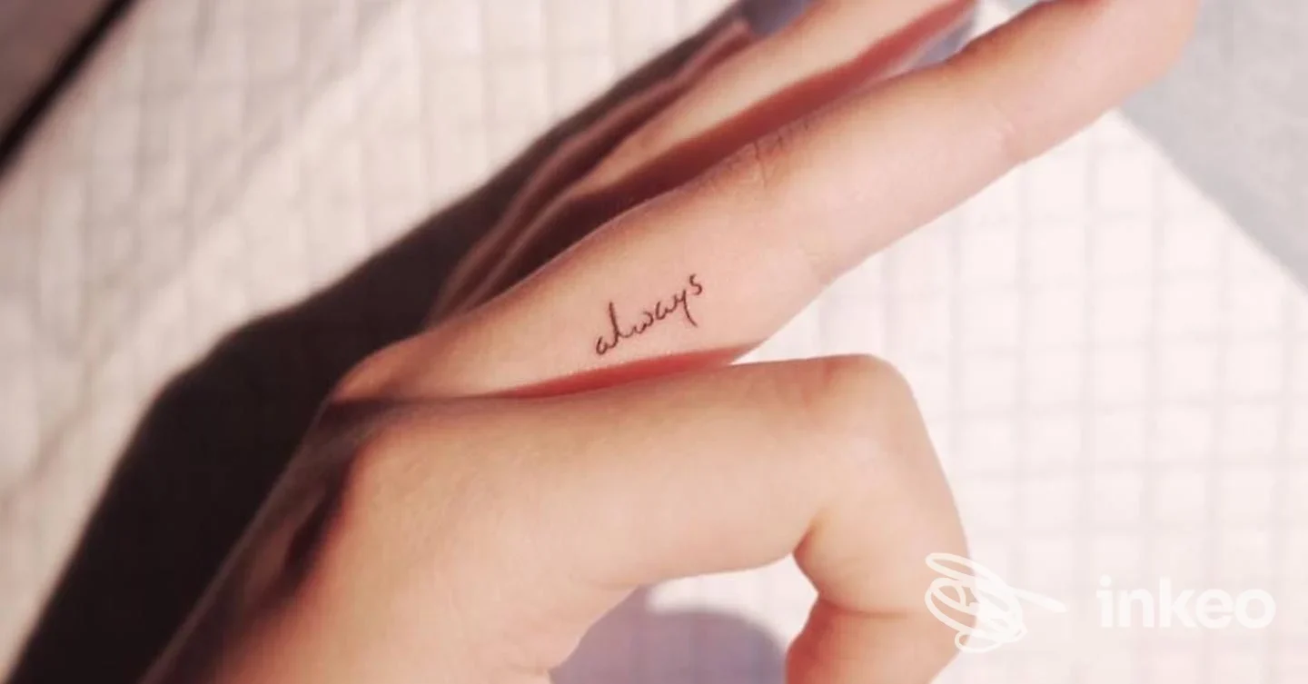 Piccolo tatuaggio con la scritta "always" sul lato di un dito, foto dal Guns Tattoo Style Genova, Genova.