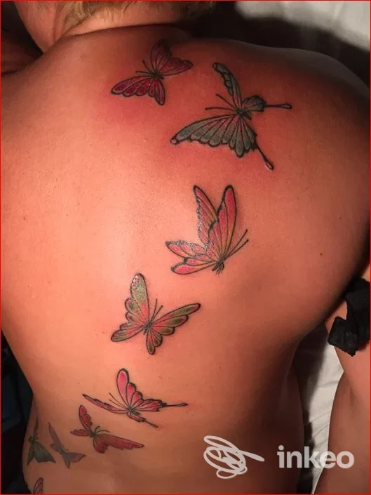 Serie di farfalle tatuate e colorate sulla schiena di una persona, lavoro realizzato da Horien-Tattoo a La Spezia.