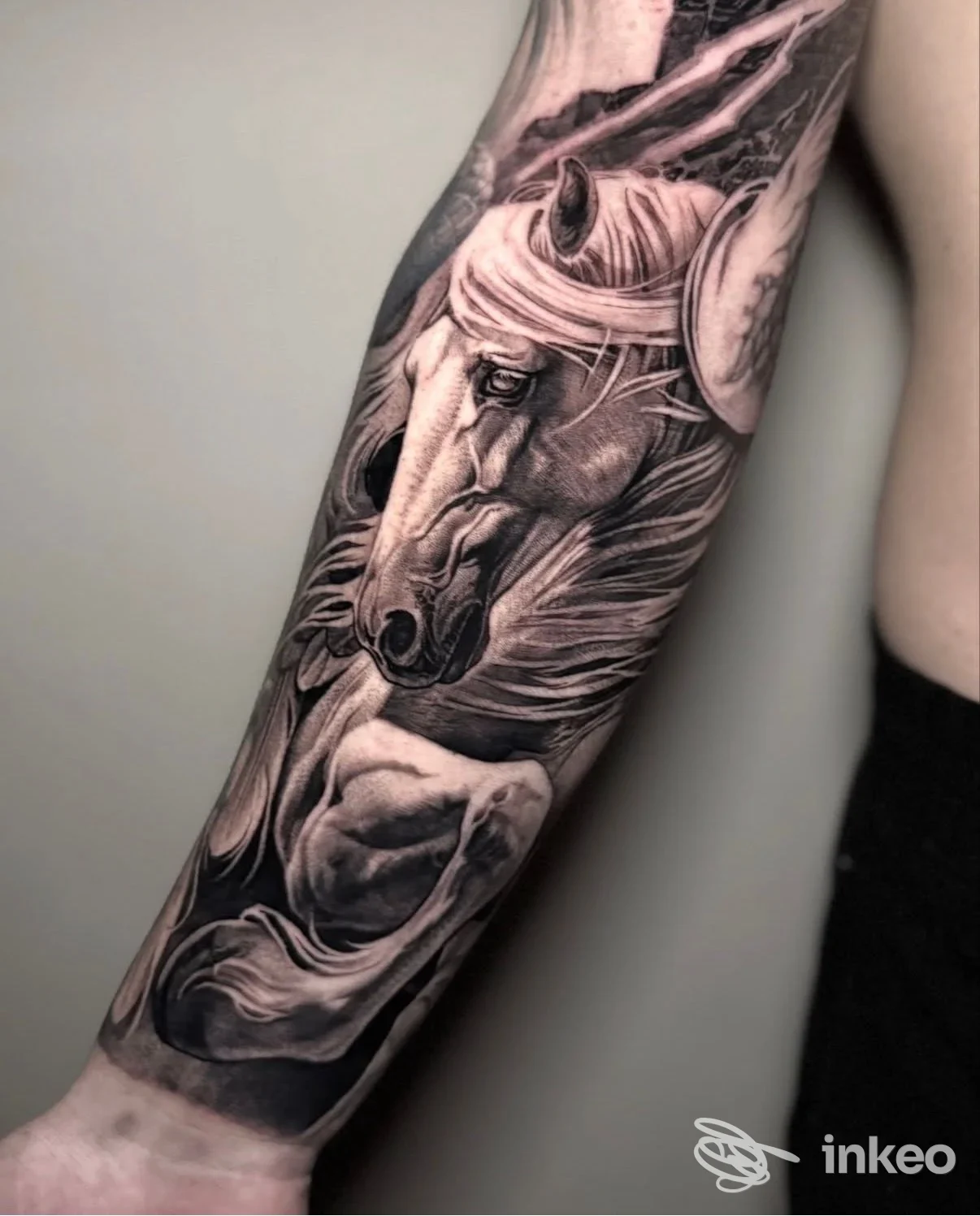 Tatuaggio realistico in bianco e nero di un cavallo sull'avambraccio, Hold Fast Tattoo Studio, Finale Ligure.