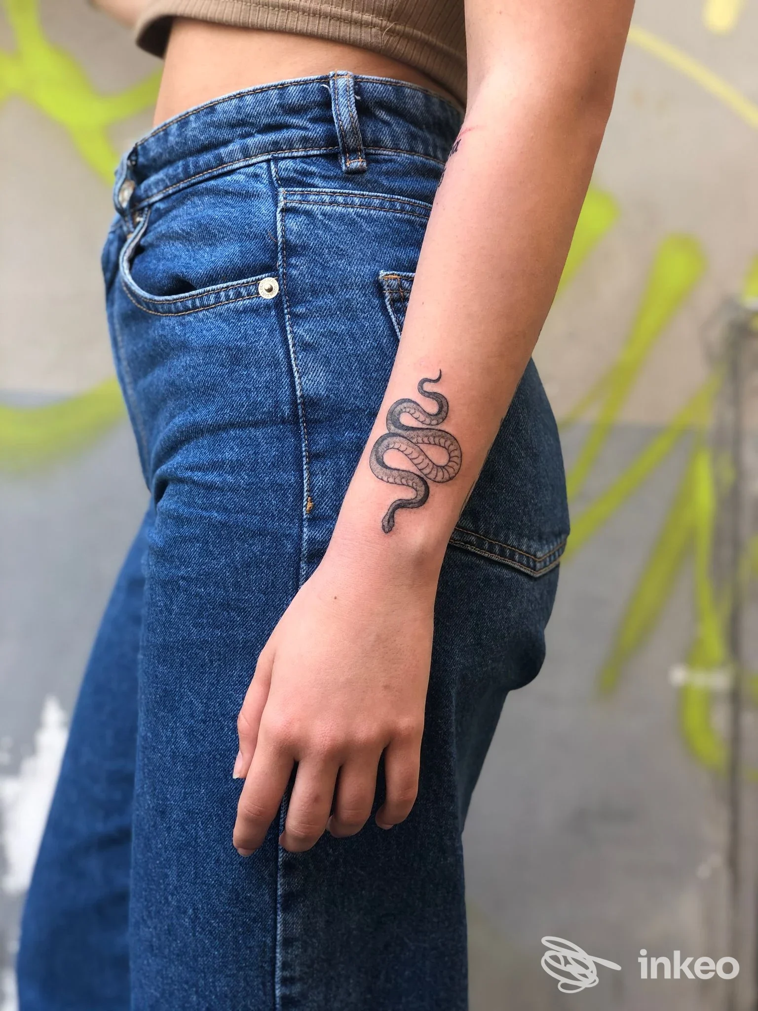 Tatuaggio a serpente in blackwork sull'avambraccio fotografato per Hold Fast Tattoo Studio a Finale Ligure.