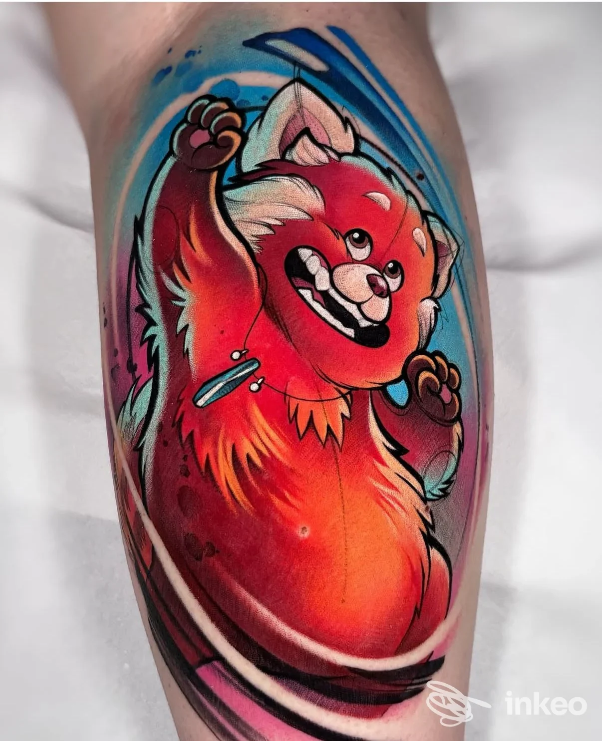 Tatuaggio colorato a tema cartoon sul polpaccio, foto fornita da Hold Fast Tattoo Studio a Finale Ligure.