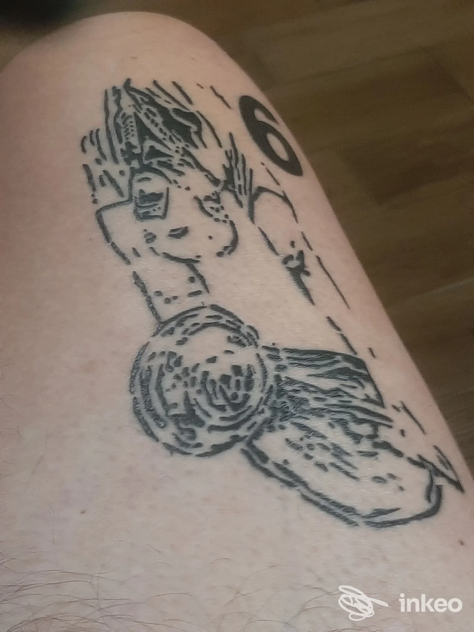 Tatuaggio a linee in nero sulla coscia, foto inviata da Ink 'n' Roll Tattoo, Genova.