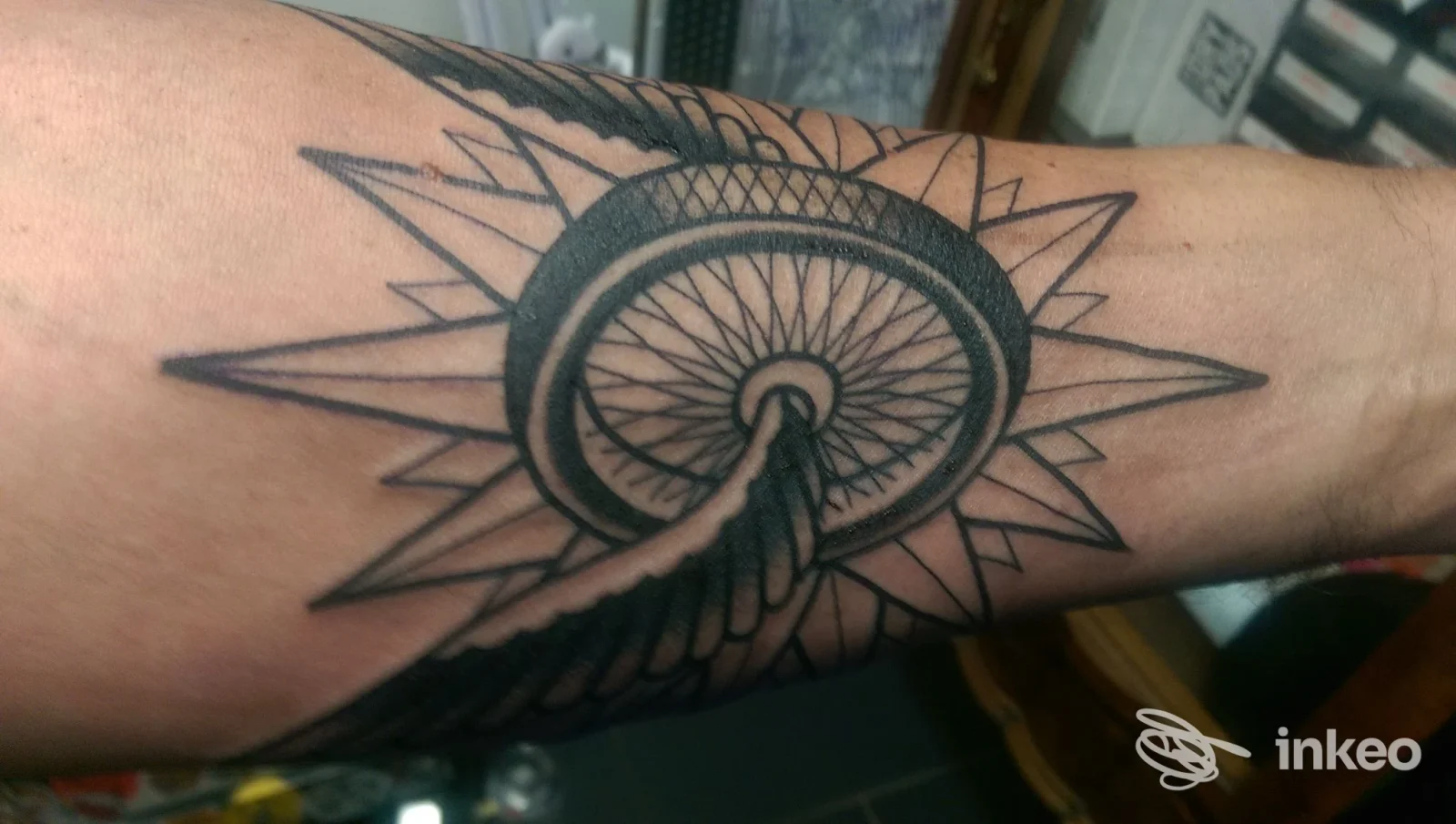 Tatuaggio a linee geometriche e motivo circolare sull'avambraccio, foto scattata presso Ink 'n' Roll Tattoo a Genova.