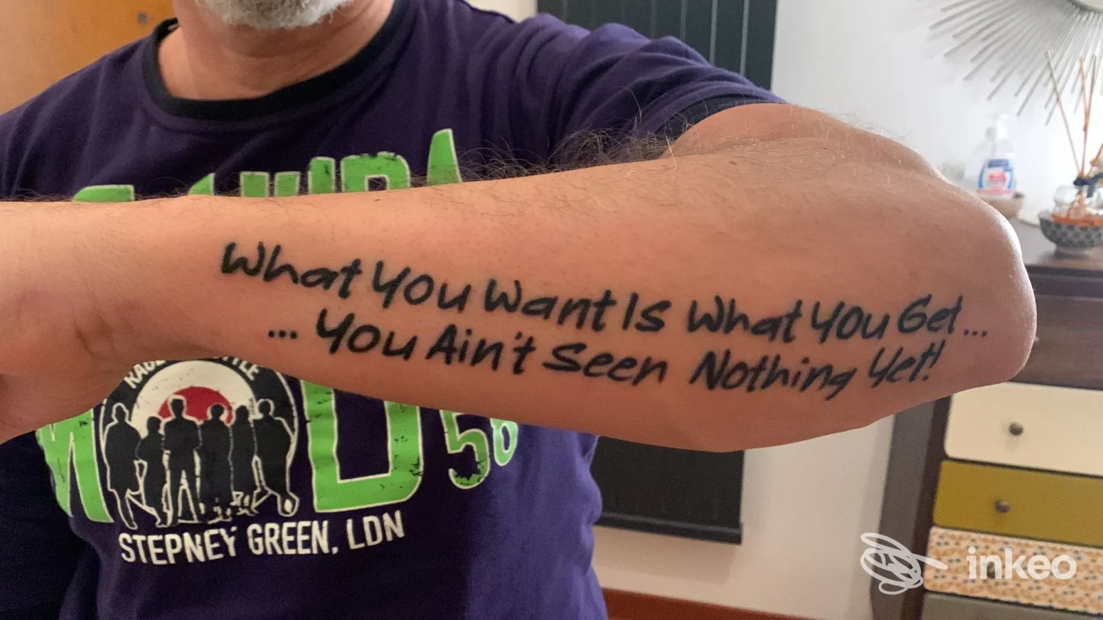 Tatuaggio lettering nero con frase sull'avambraccio, foto fornita da Iron Bold Tattoo, Genova.