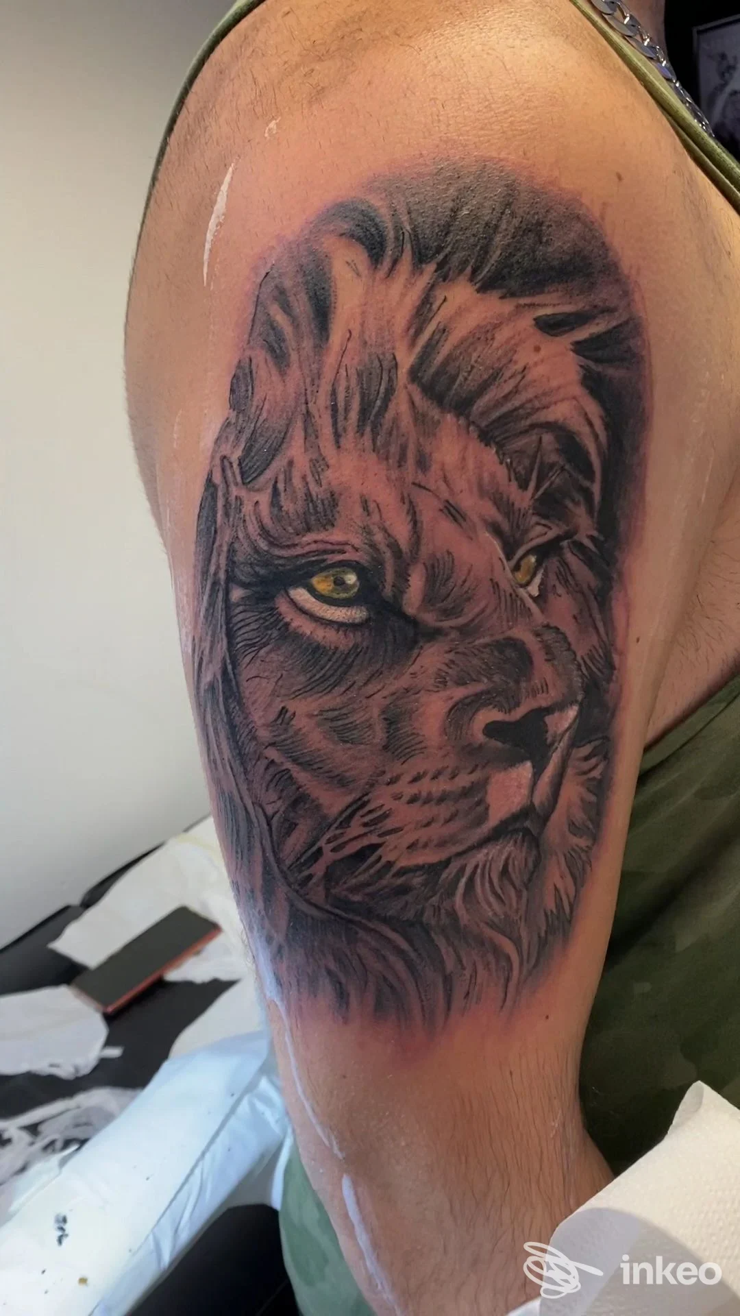 Tatuaggio realistico a mezza manica: testa di leone che copre l'omero, fotografia del lavoro di J Tattoo La Spezia a La Spezia su pelle reale.