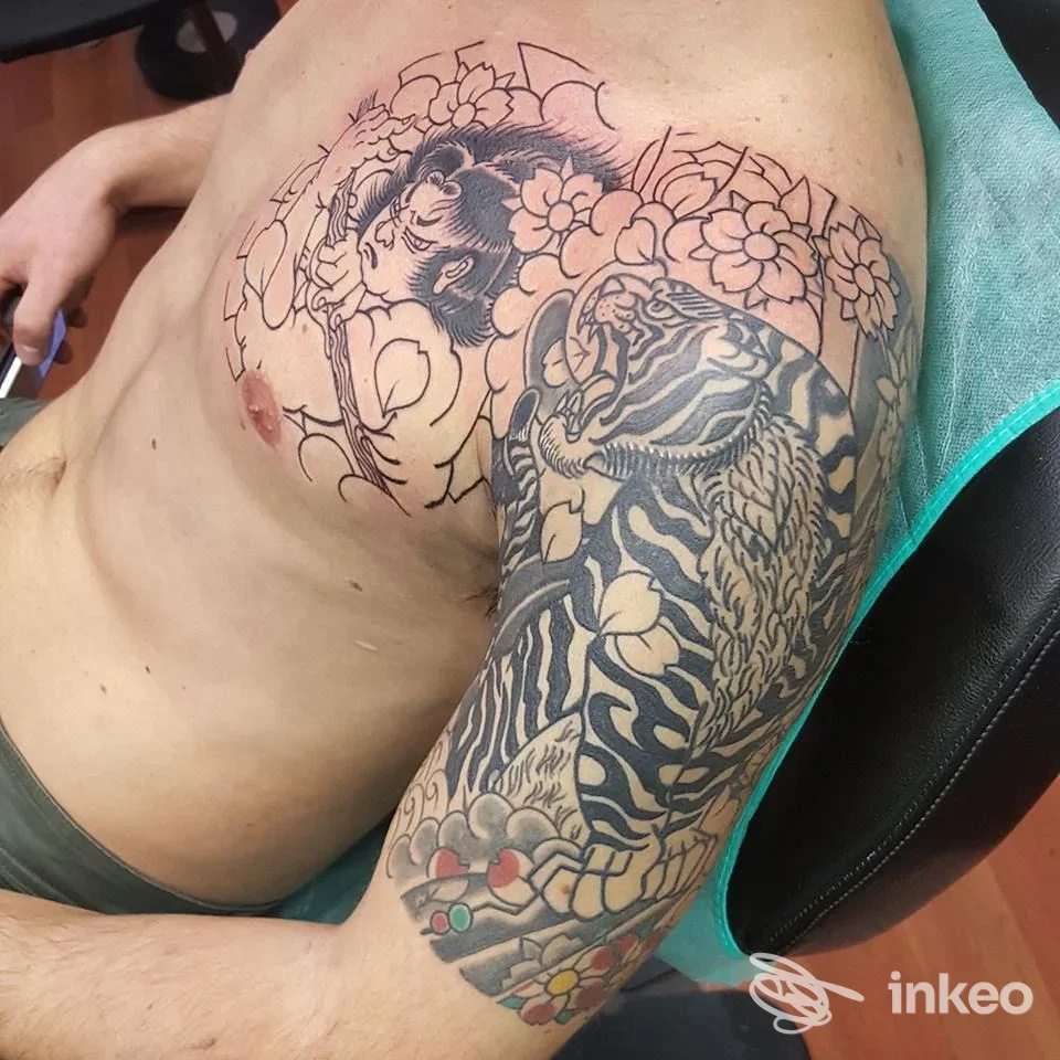 Manica tatuata con tigre e pettorale in outline fotografati presso Juri Tattooing Genova, Genova.