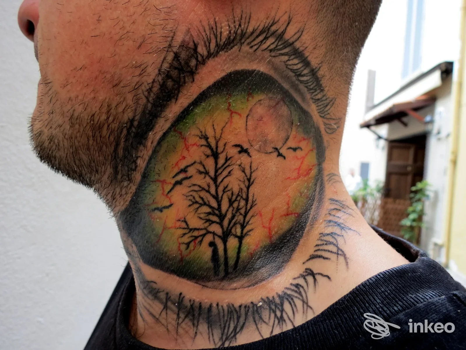 Tatuaggio grande su collo con paesaggio ad alberi e uccelli, foto scattata laterale. Igor Tattoo, Sanremo.