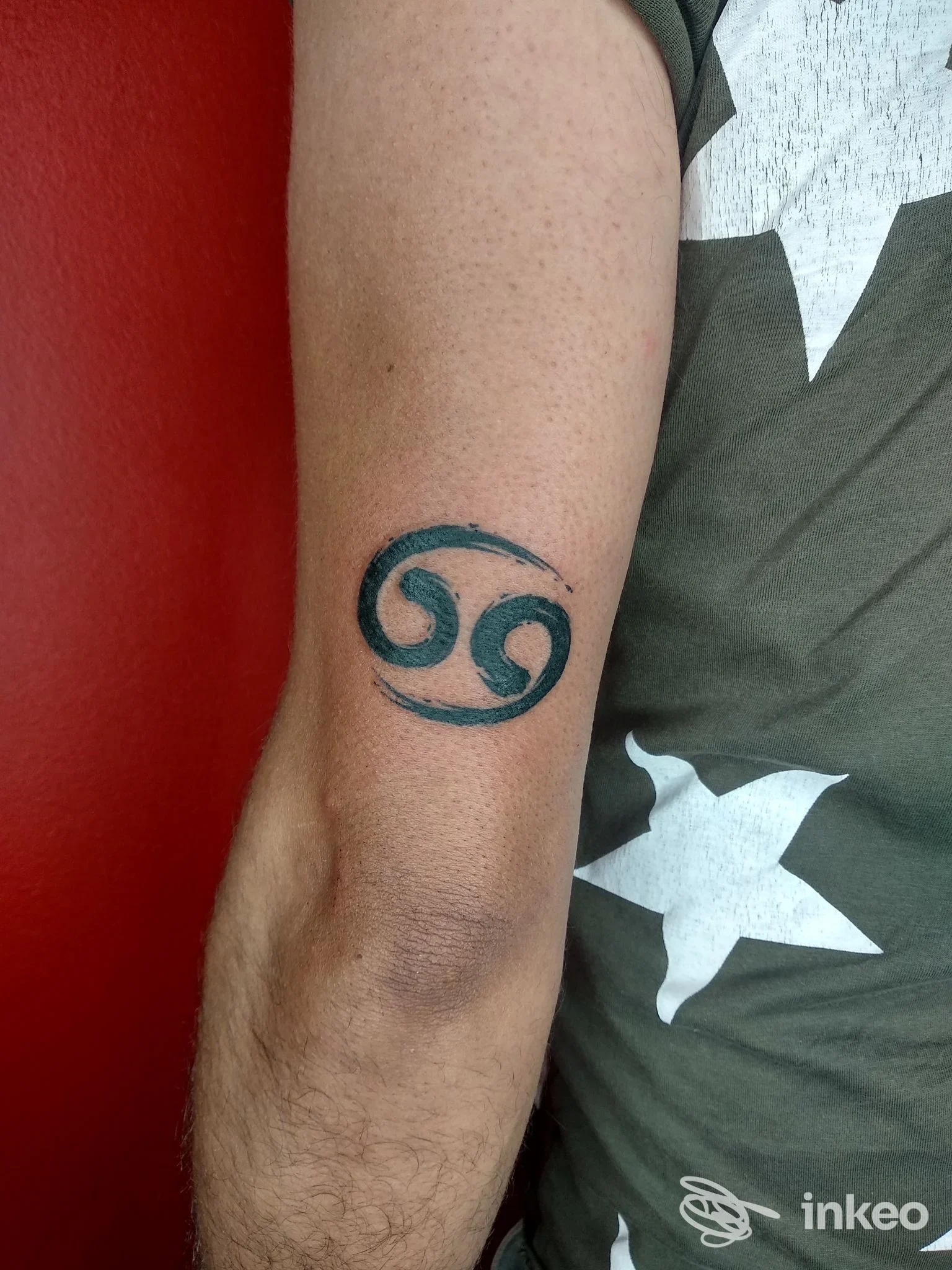 Tatuaggio simbolico sul braccio fotografato presso Jobba Tattoo Lab, Bordighera.