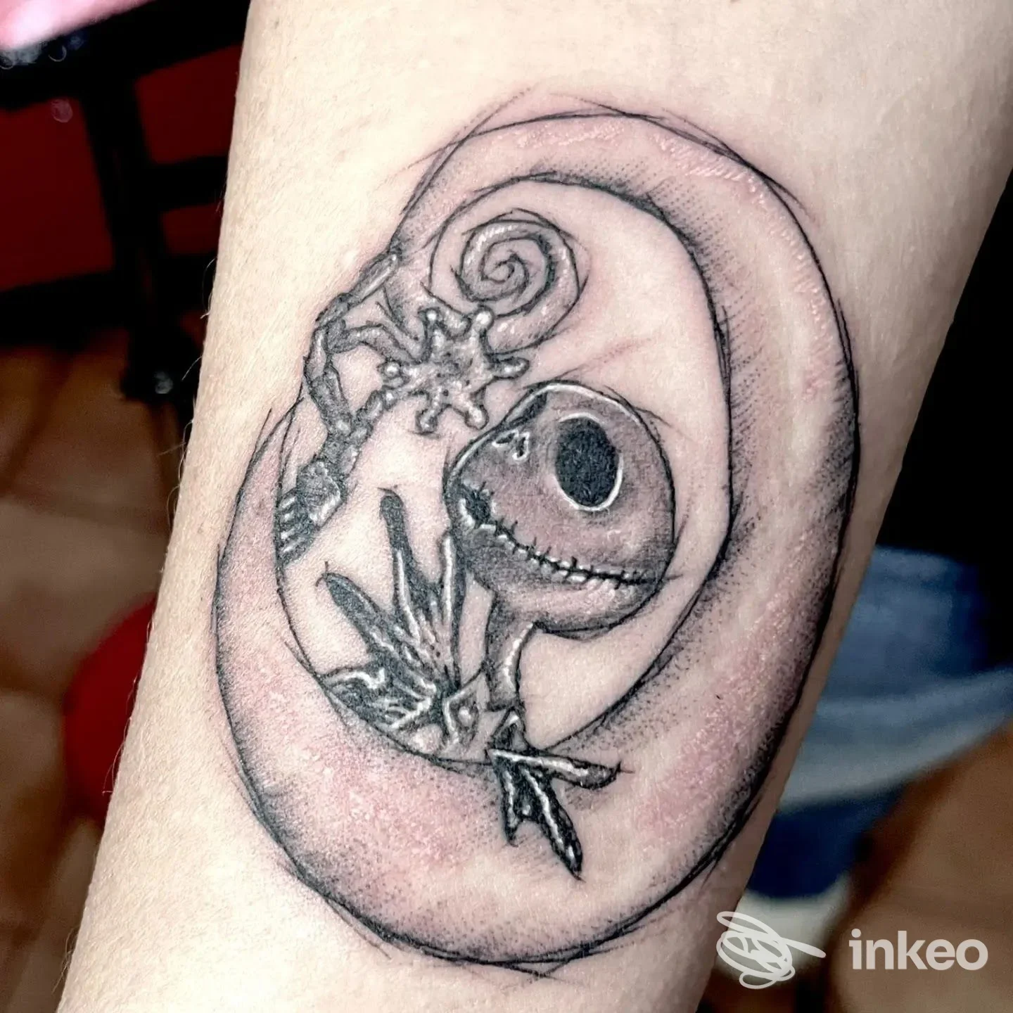 Tatuaggio in bianco e nero sul avambraccio che ritrae una figura stilizzata, foto fornita da Jobba Tattoo Lab, Bordighera.