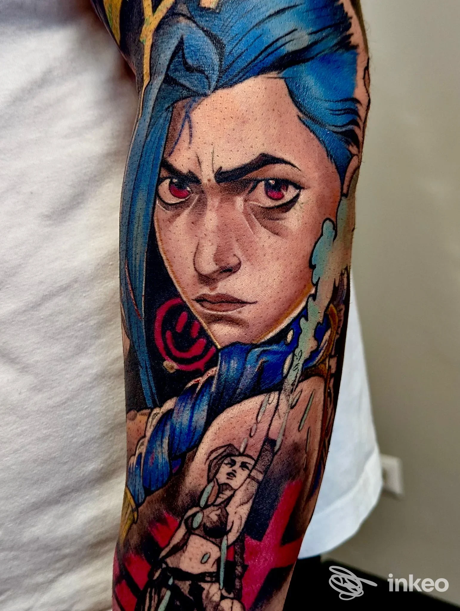 Tatuaggio colorato su avambraccio con volto stilizzato dai capelli blu, lavoro eseguito da Kreiontattoo di William Tronchi a Gattorna.
