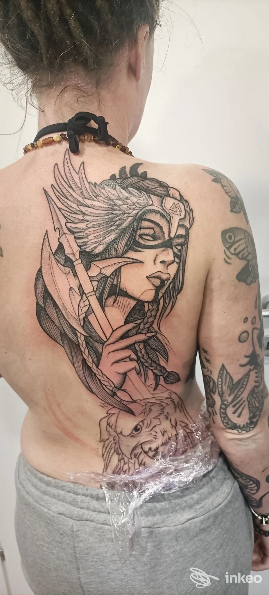 Ampio tatuaggio blackwork sulla schiena, ritratto femminile mascherato e dettagli ornamentali. LAVAGNA TATTOO SHOP, Lavagna.