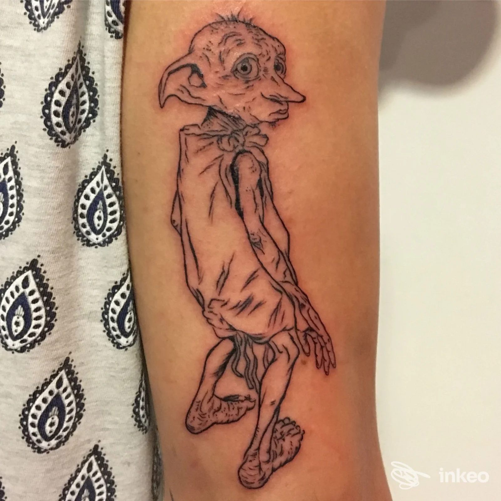 Tatuaggio a linee nere raffigurante un personaggio fantasy sull'avambraccio, La Casa Del Tatuaggio di Paolo Ghirlanda, Luni.