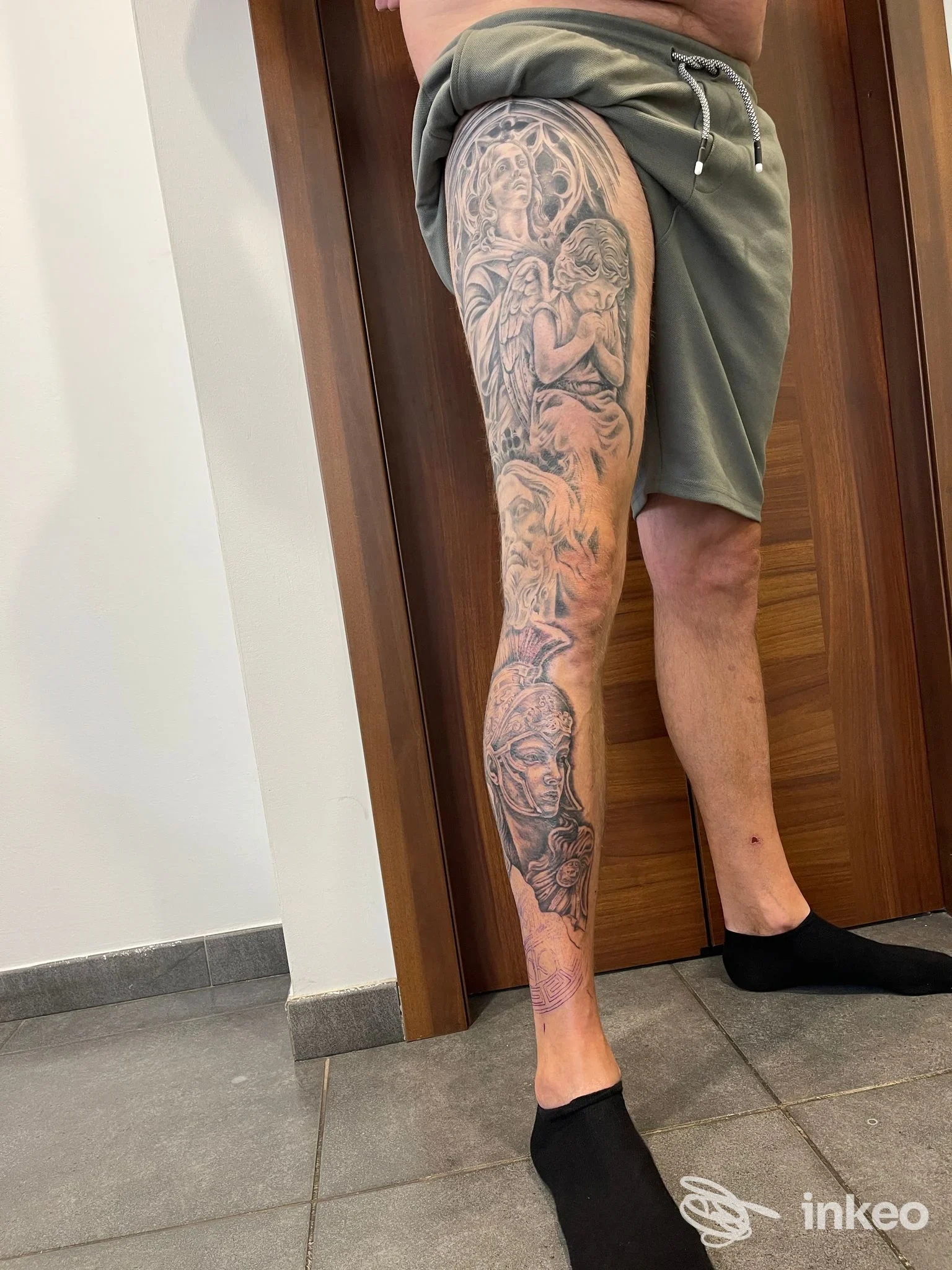 Foto della gamba tatuata a manica intera su pelle reale, immagine fornita da La Casa Del Tatuaggio di Paolo Ghirlanda a Luni.