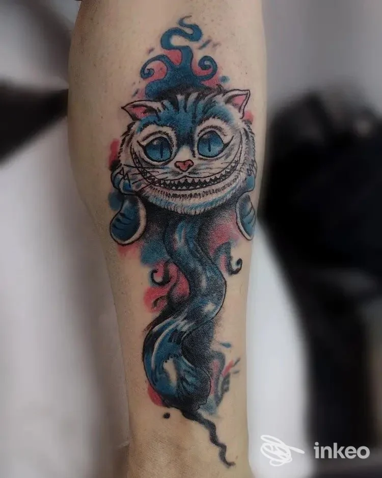 Tatuaggio colorato del gatto stilizzato sull'avambraccio, foto caricata dallo studio Inkplosion Tattoo Genova, Genova.