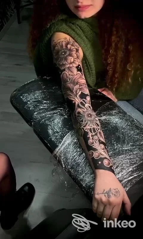 Manica tatuata floreale in bianco e nero sul braccio destro, foto scattata nello studio La Dolce Vita Tattoo Studio a Genova.