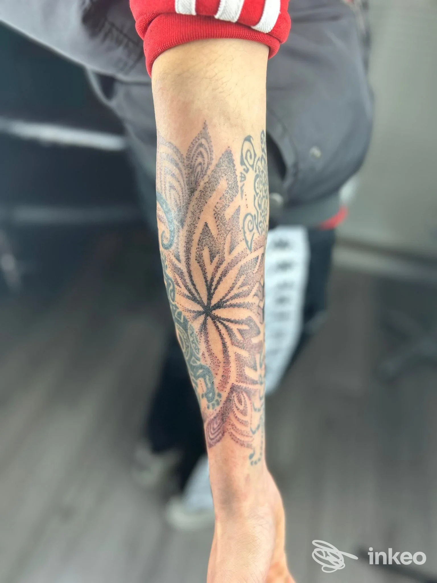 Tatuaggio mandala/ornamentale sull'avambraccio in foto inviata da La Dolce Vita Tattoo Studio, Genova.