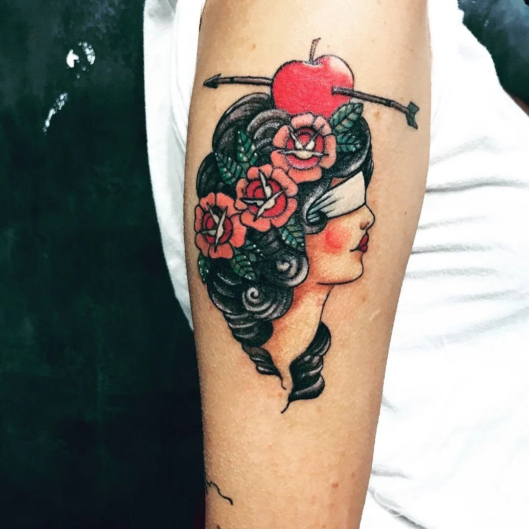 Tatuaggio su avambraccio in stile tradizionale: profilo femminile con rose e mela, La Perla Nera Tattoo Studio, Arenzano.