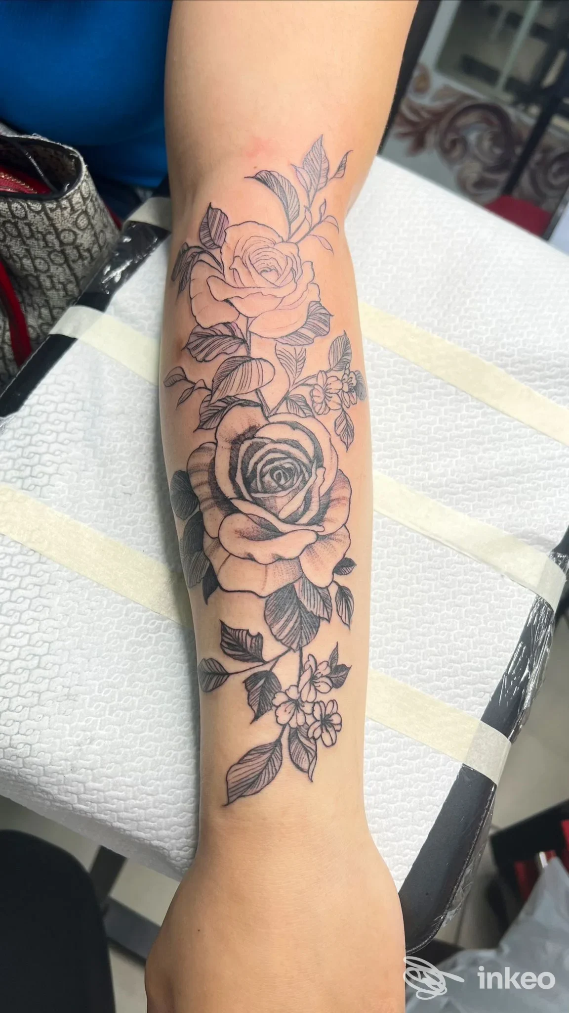 Avambraccio tatuato con composizione di rose in nero, La Raza Tattoo Studio, La Spezia.