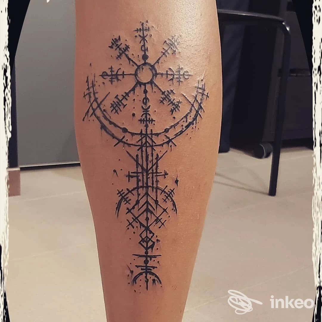 Tatuaggio geometrico nero sul polpaccio, foto fornita da La stella nera Tattoo, Genova.
