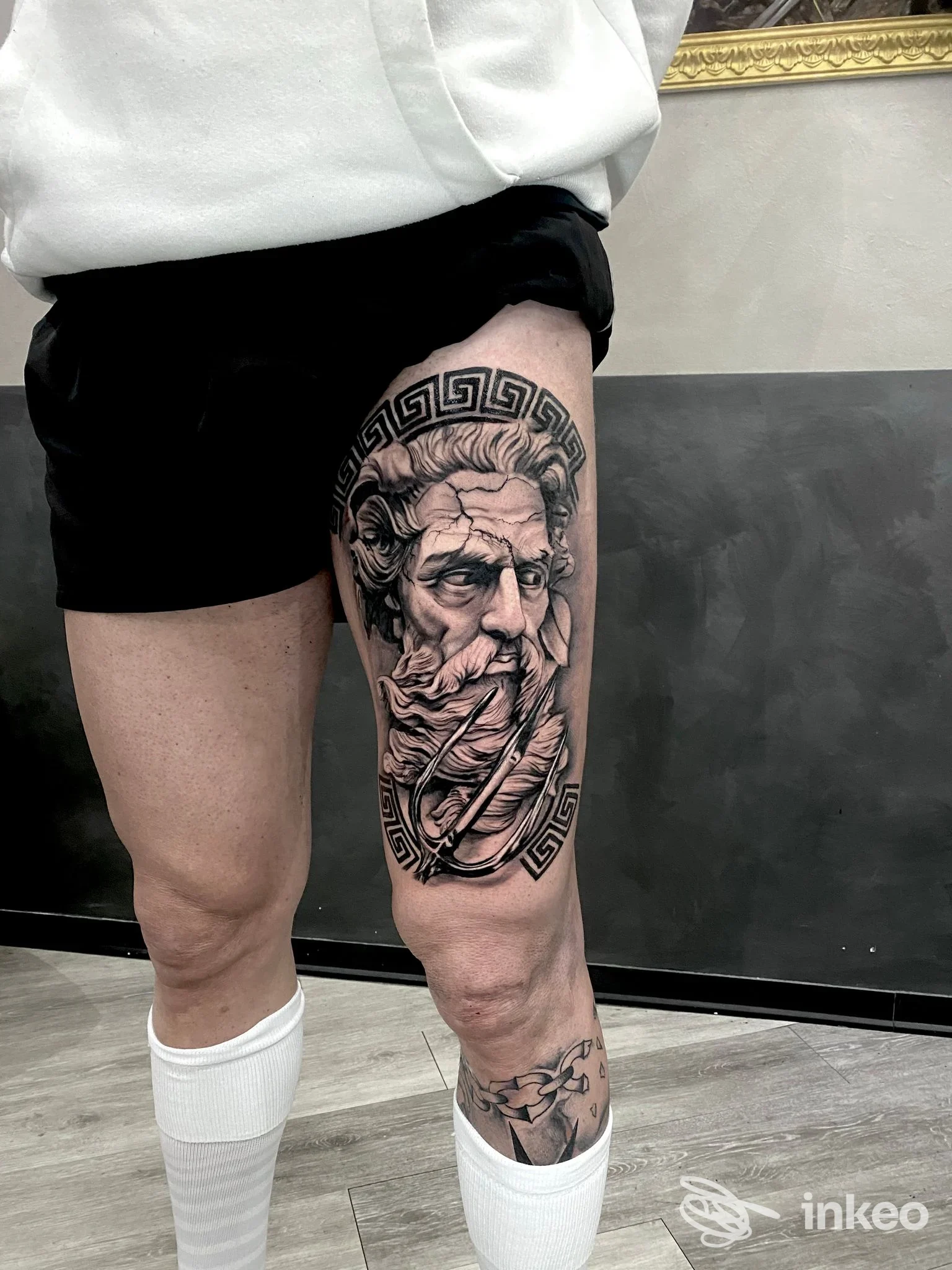 Grande tatuaggio realistico in bianco e nero sulla coscia, opera di MARCO GIOFFRÉ - mark ink tattoo, Genova.