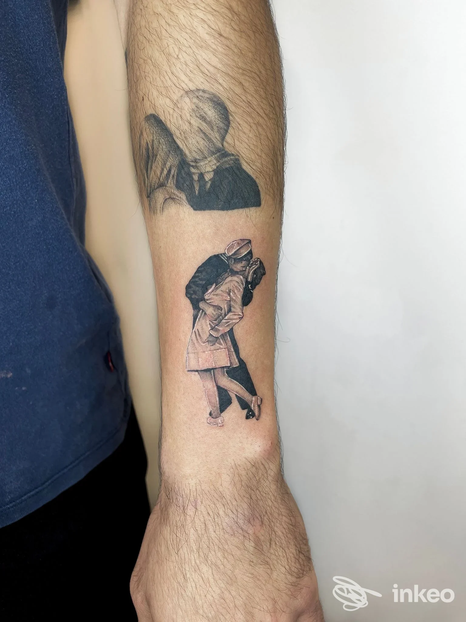 Avambraccio con due tatuaggi realistici in bianco e nero, dettaglio della scena del bacio; Maison René Tattoo, La Spezia.