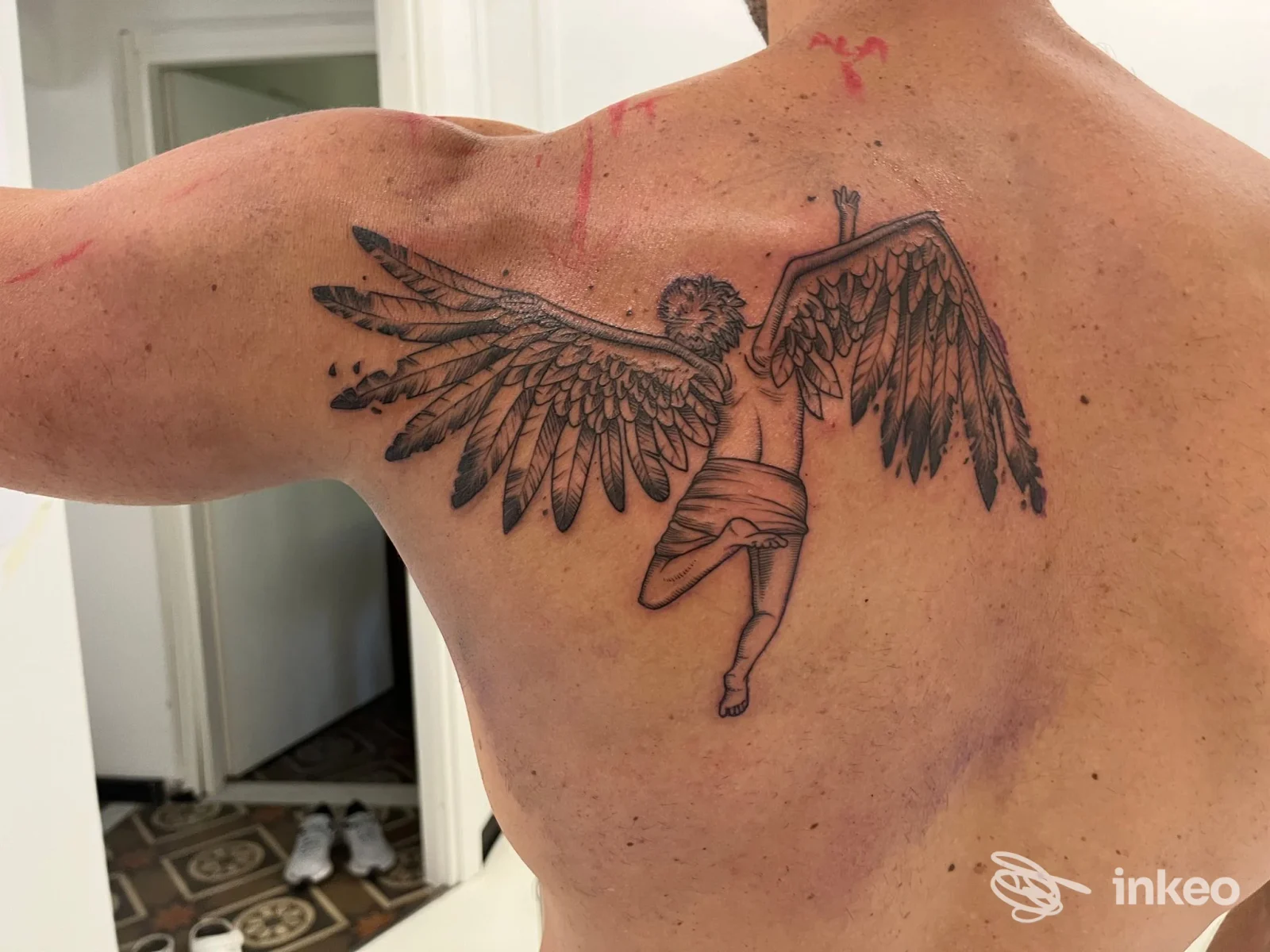 Tatuaggio a figura alata sulla parte superiore della schiena, foto fornita da Lus Ideas And Tattoos, Ronco Scrivia.