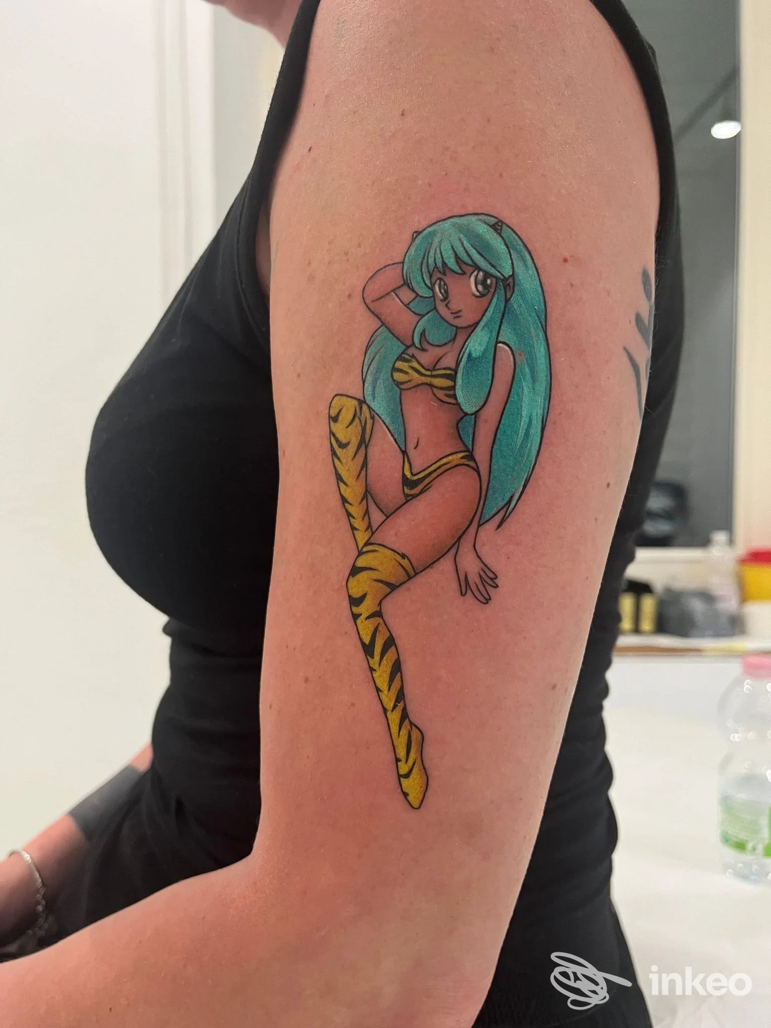 Tatuaggio in stile anime sul braccio superiore, Lus Ideas And Tattoos, Ronco Scrivia.