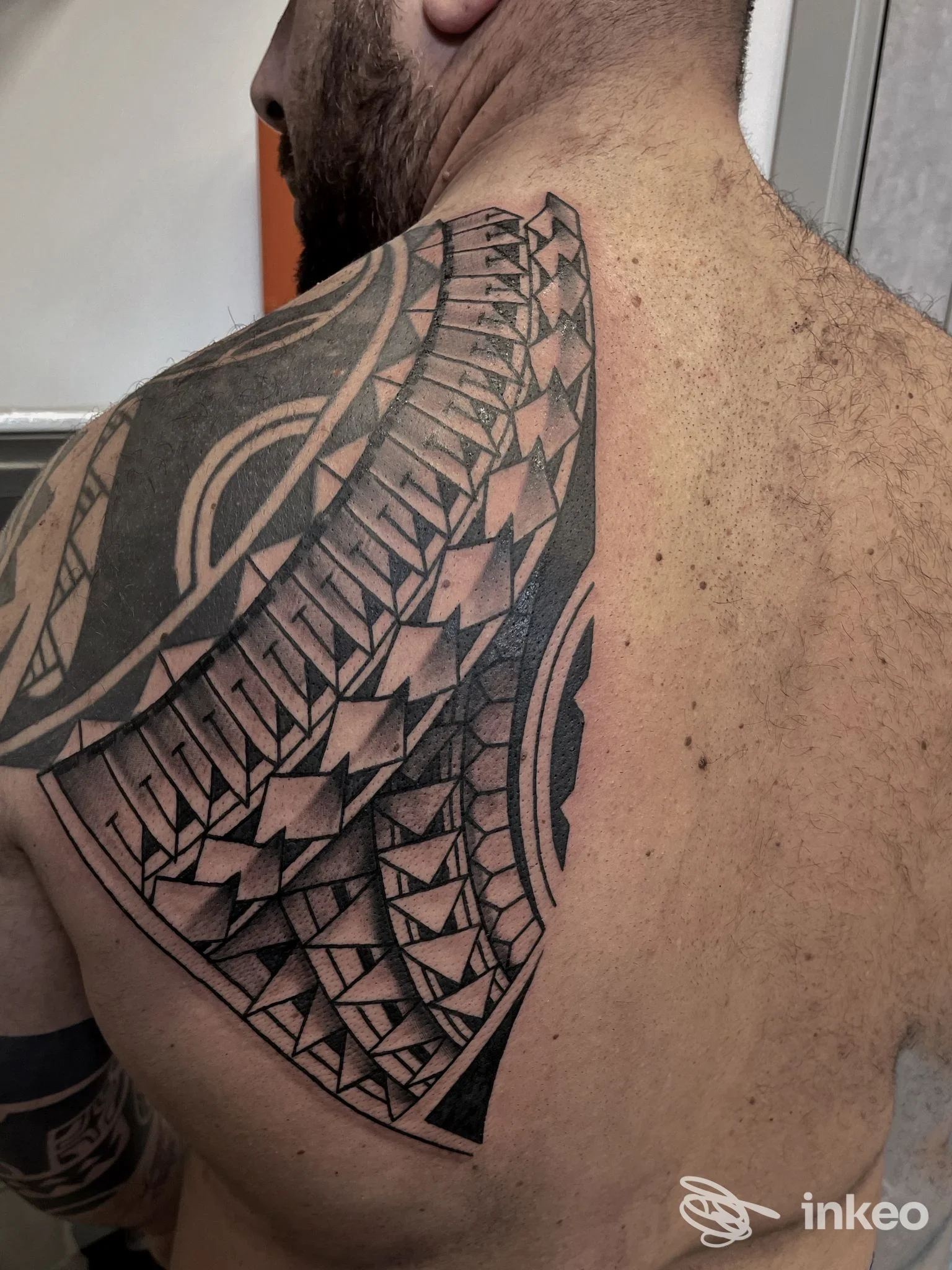 Dettaglio tatuaggio geometrico e polinesiano su spalla e scapola, MAGMA_TATTOO LAVAGNA, Lavagna.