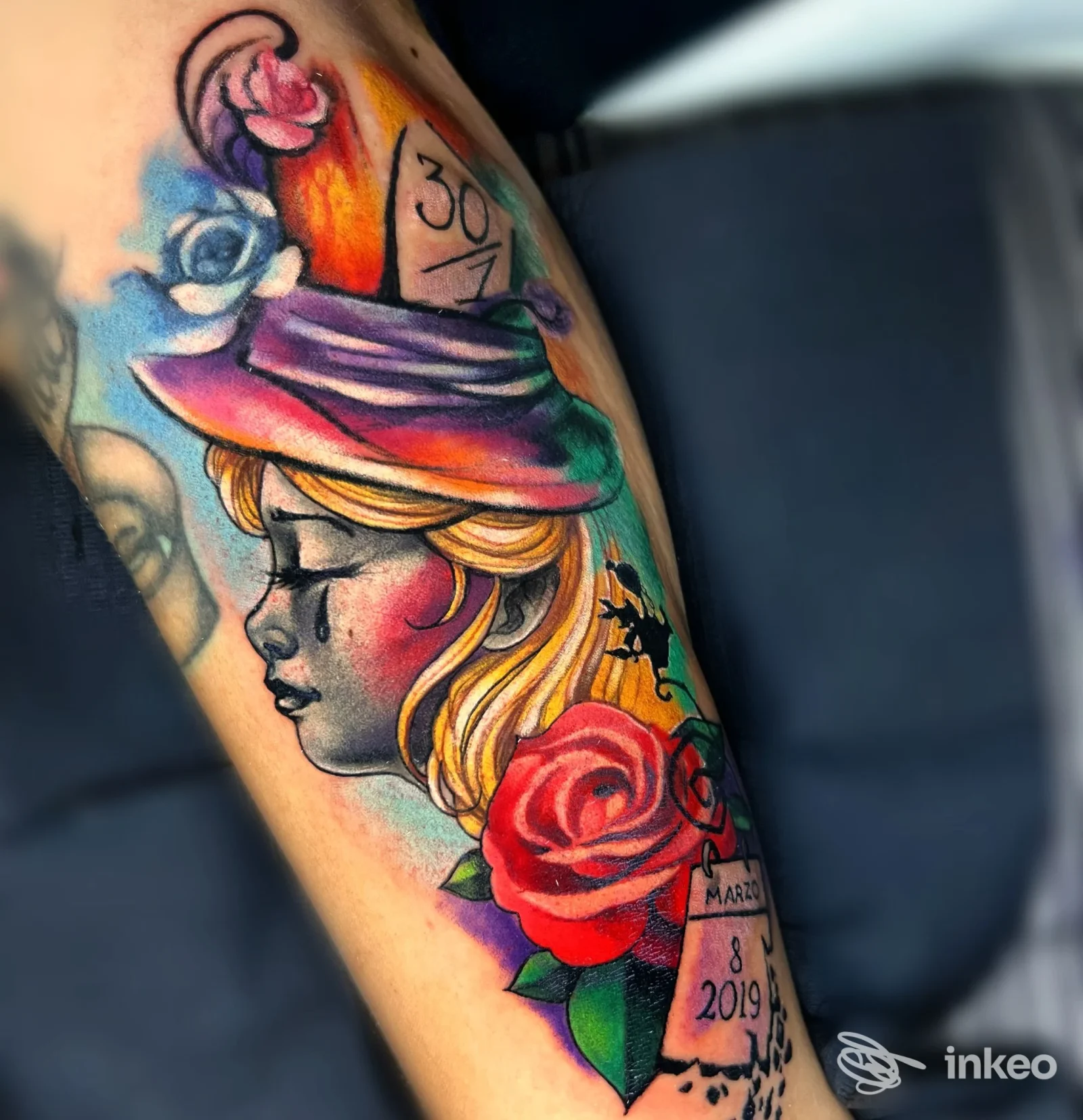 Tatuaggio a colori sull'avambraccio con volto femminile e rose, Mara Tattoo Shop a Bottagna.