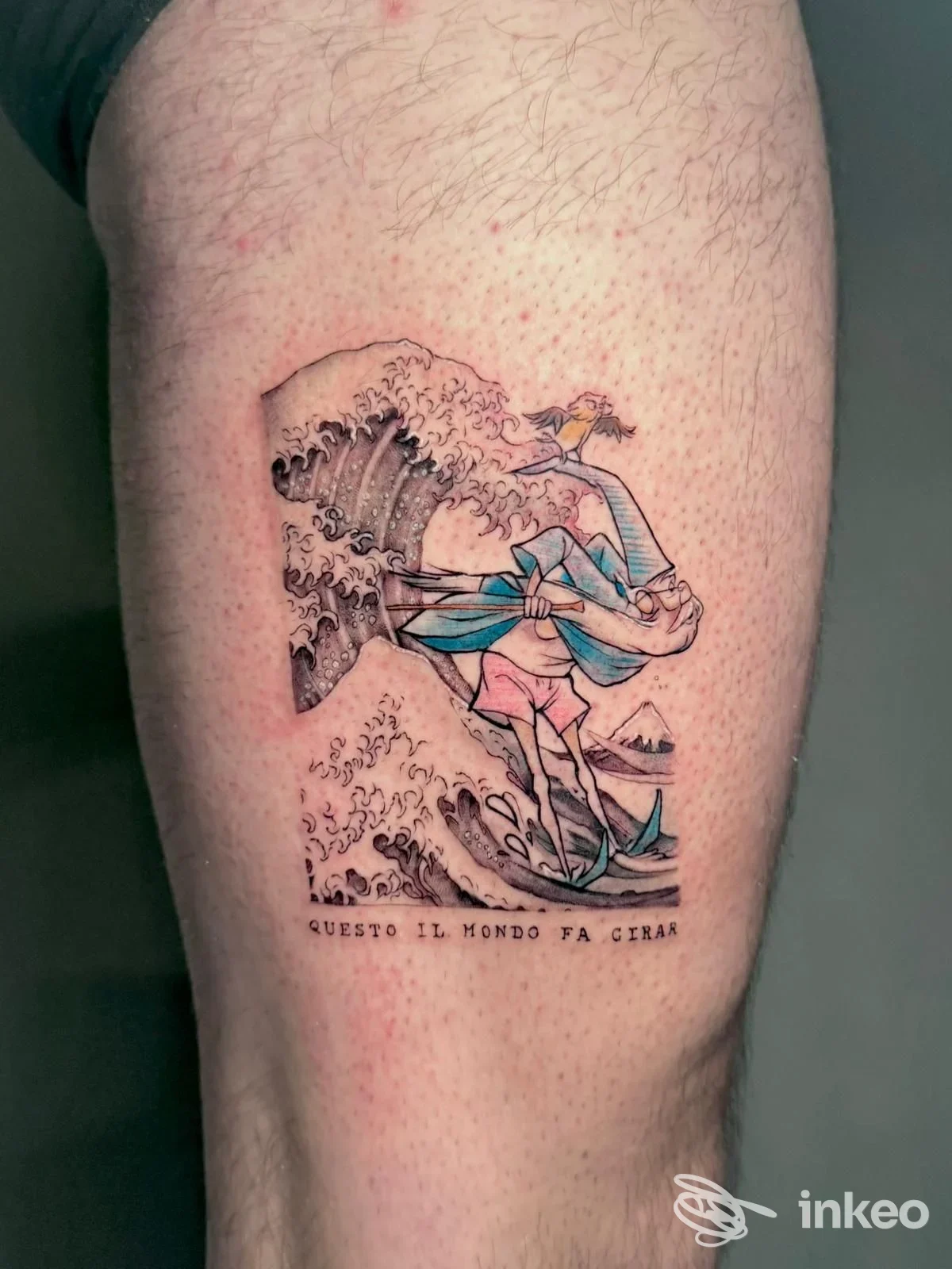 Tatuaggio colorato con onda e figura sulla coscia, eseguito da My Deer Tattoo, Genova.