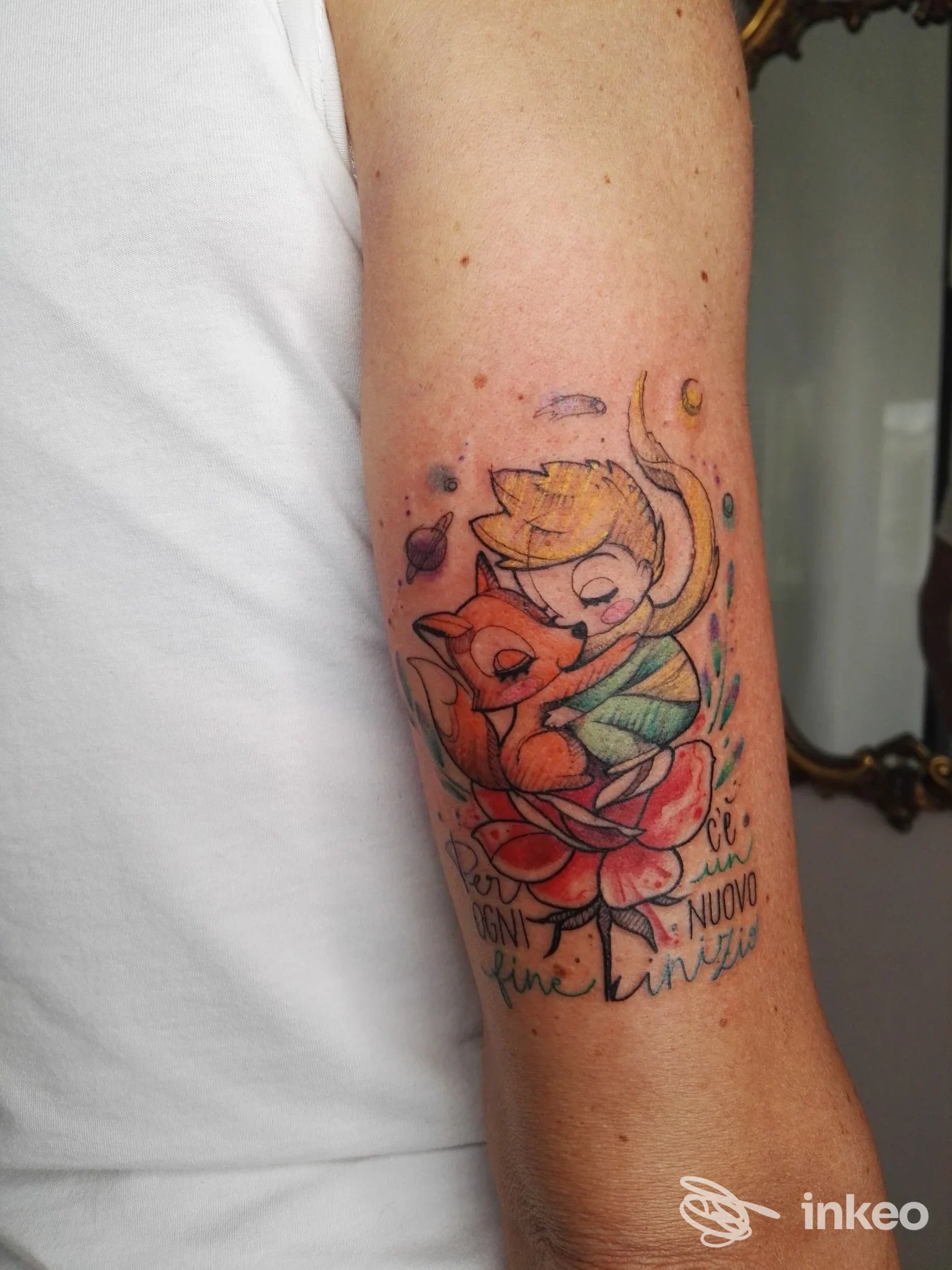 Tatuaggio colorato su avambraccio con bimbo e volpe su fiore di loto — My Deer Tattoo, Genova.