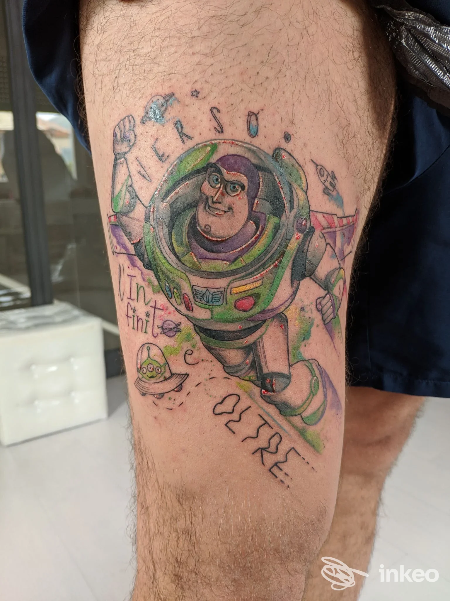 Tatuaggio colorato di Buzz Lightyear sulla coscia di un uomo, dettaglio del lavoro su pelle — My Deer Tattoo, Genova.