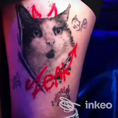 Tatuaggio realista di un volto di gatto sulla coscia, con dettagli grafici rossi - Narciso Tattoo and Fine Art, Imperia.