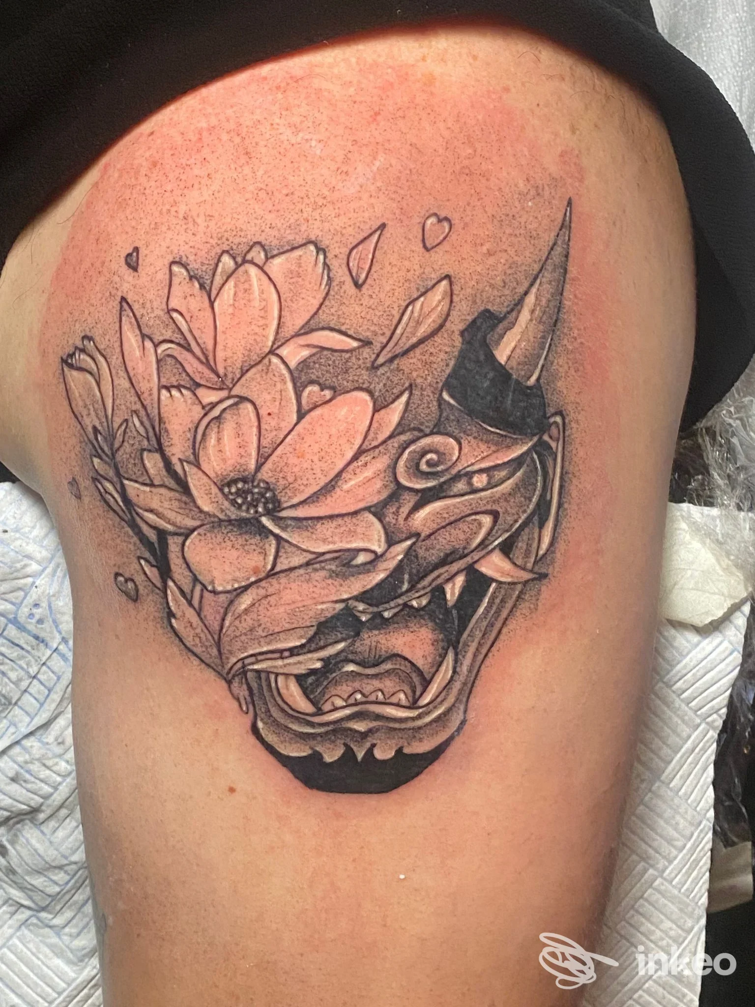 Tatuaggio con maschera oni e fiori di loto sulla coscia, lavoro recente - New Life Tattoo studio, Genova.