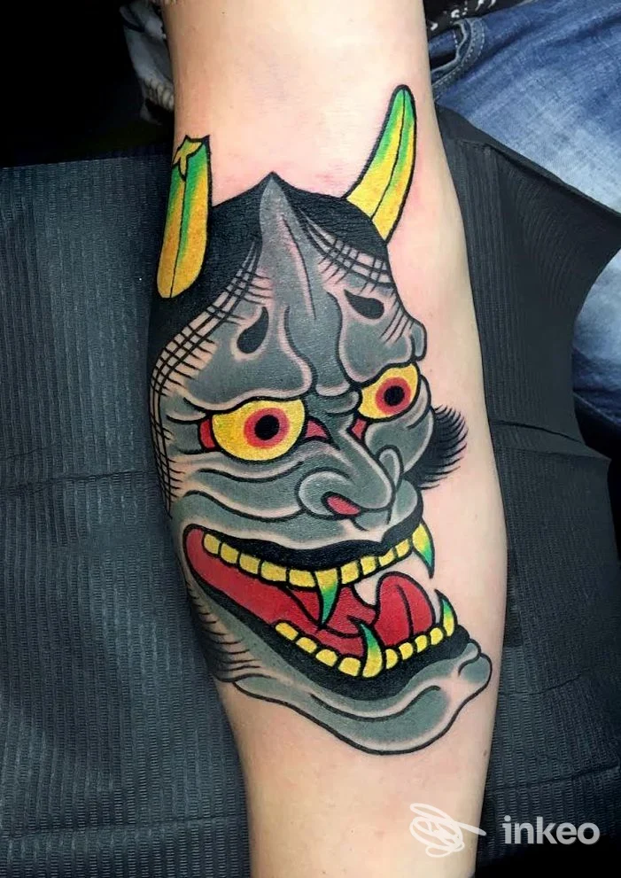 Tatuaggio tradizionale di maschera Hannya sul avambraccio, colori vivaci e linee nette. Foto inviata dallo studio Old Inside Tattoo, Genova.