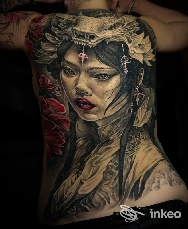 Ampia schiena tatuata con ritratto femminile dettagliato, fiori rossi e ornamenti, lavoro di Old Times Tattoo, Sanremo.