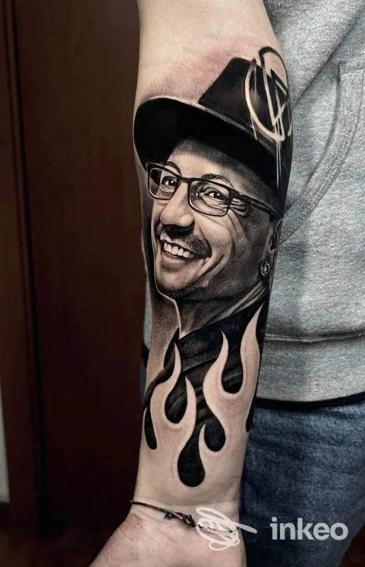 Tatuaggio ritratto realistico in bianco e nero sull'avambraccio, Old Times Tattoo, Sanremo.